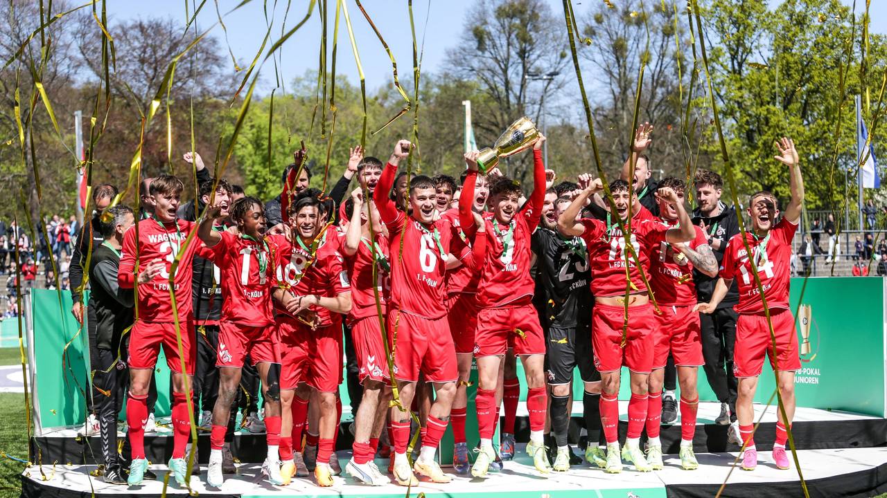 Die U19 des 1. FC Köln feiert ihren DFB-Pokal-Triumph.