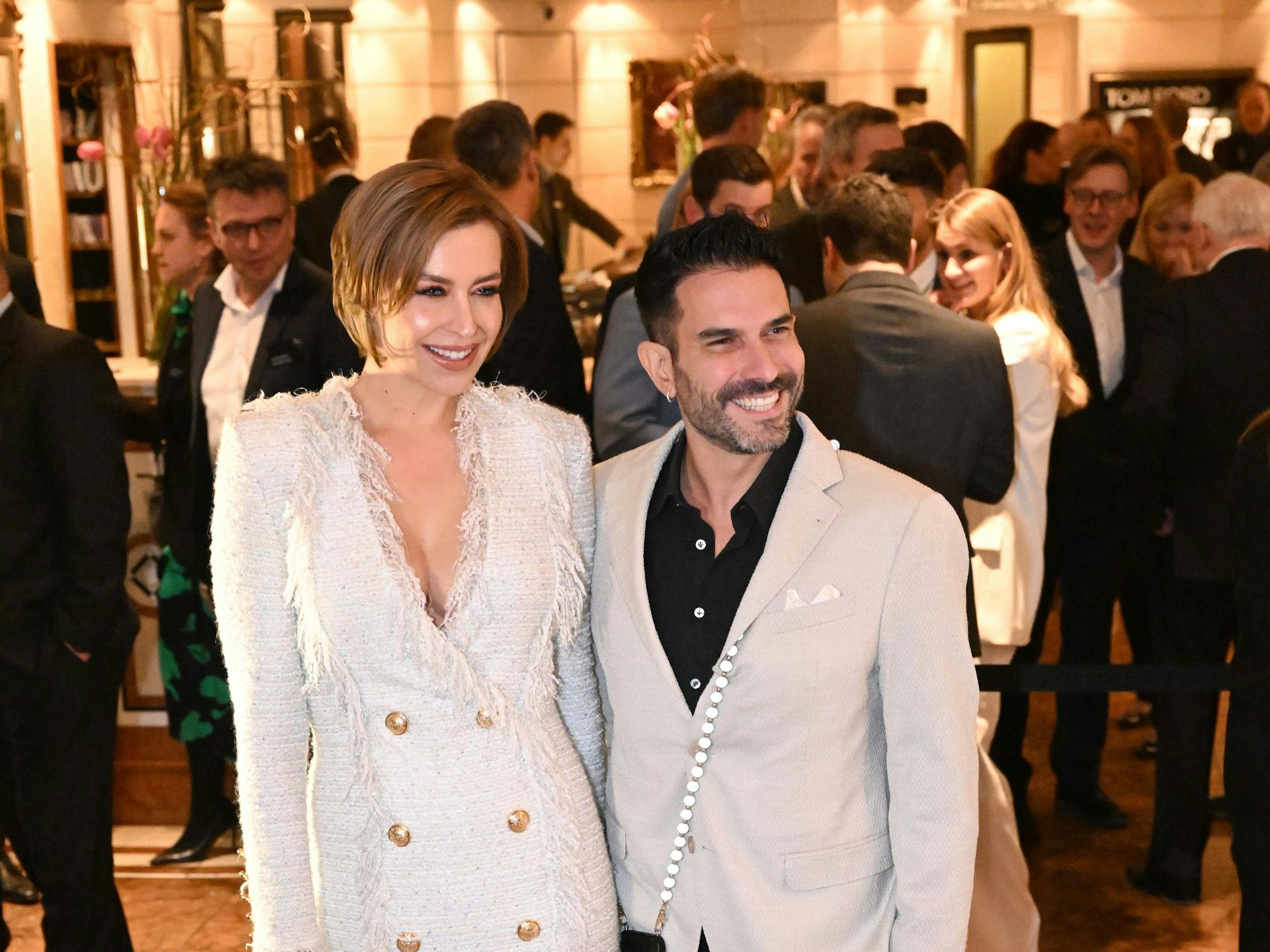Marc Terenzi und Verena Kerth stehen vor der Gala zur Verleihung der Best Brands Awards 2023 im Hotel "Bayerischer Hof" auf dem weißen Teppich.