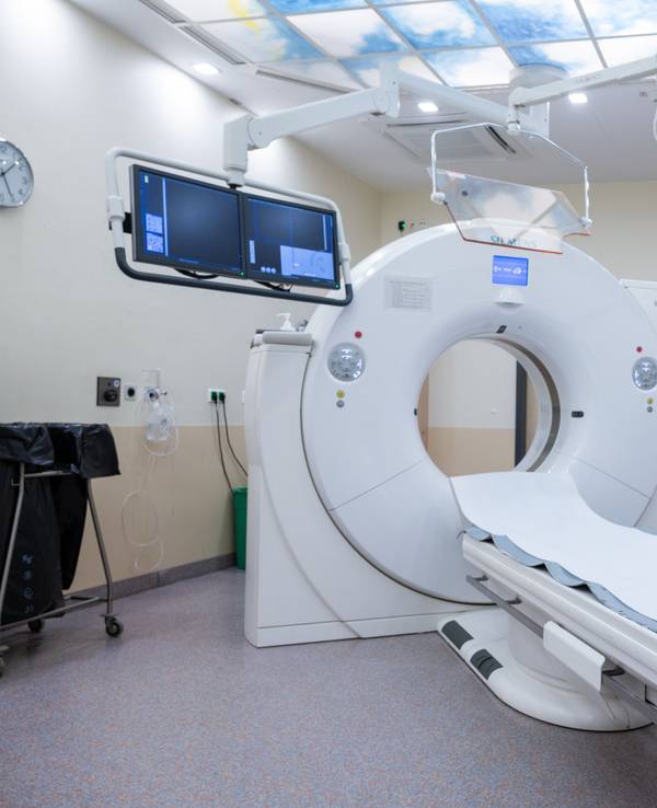 Das undatierte Symbolfoto zeigt einen Computertomographen in einem Untersuchungszimmer.