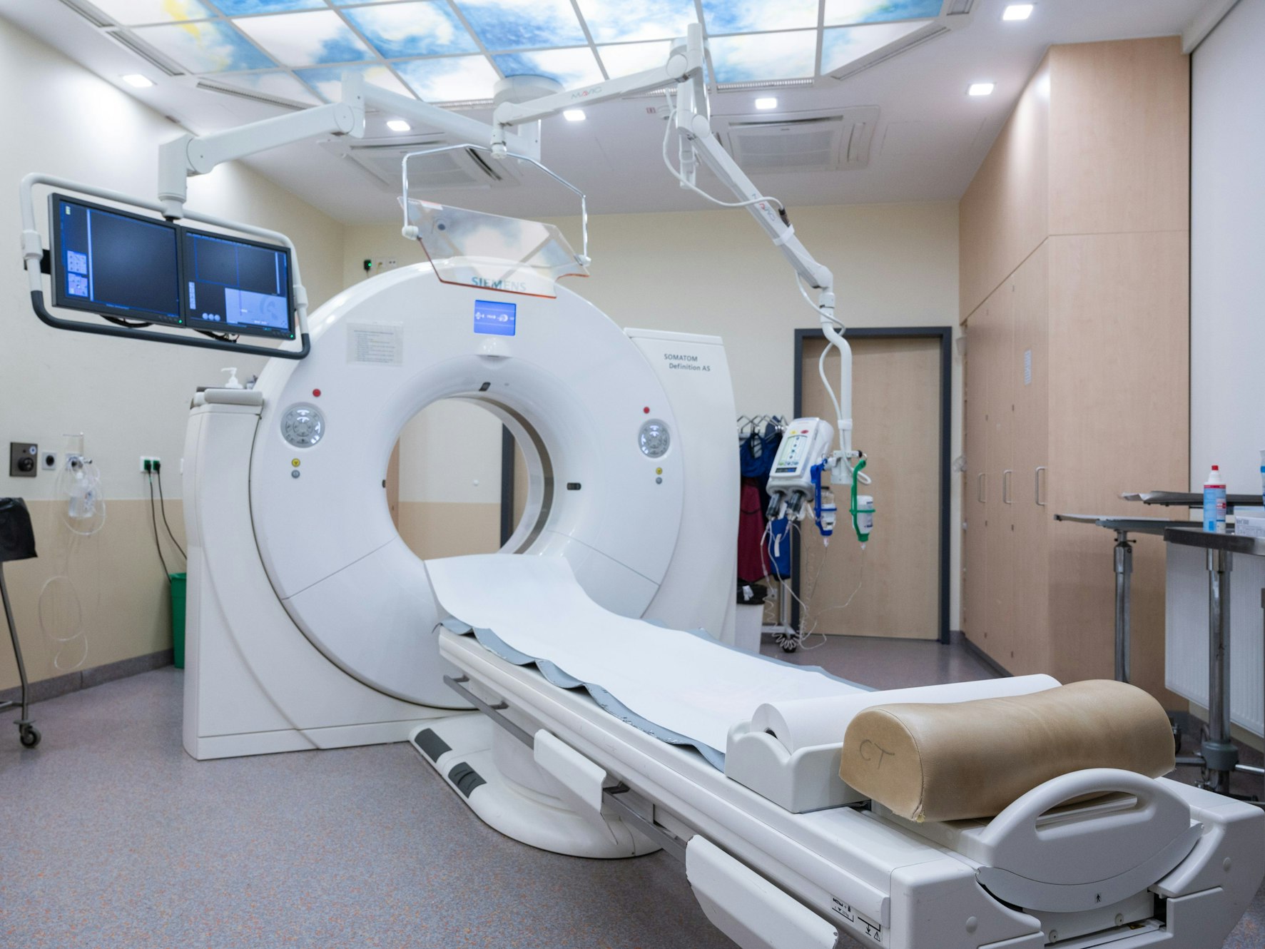 Das undatierte Symbolfoto zeigt einen Computertomographen in einem Untersuchungszimmer.