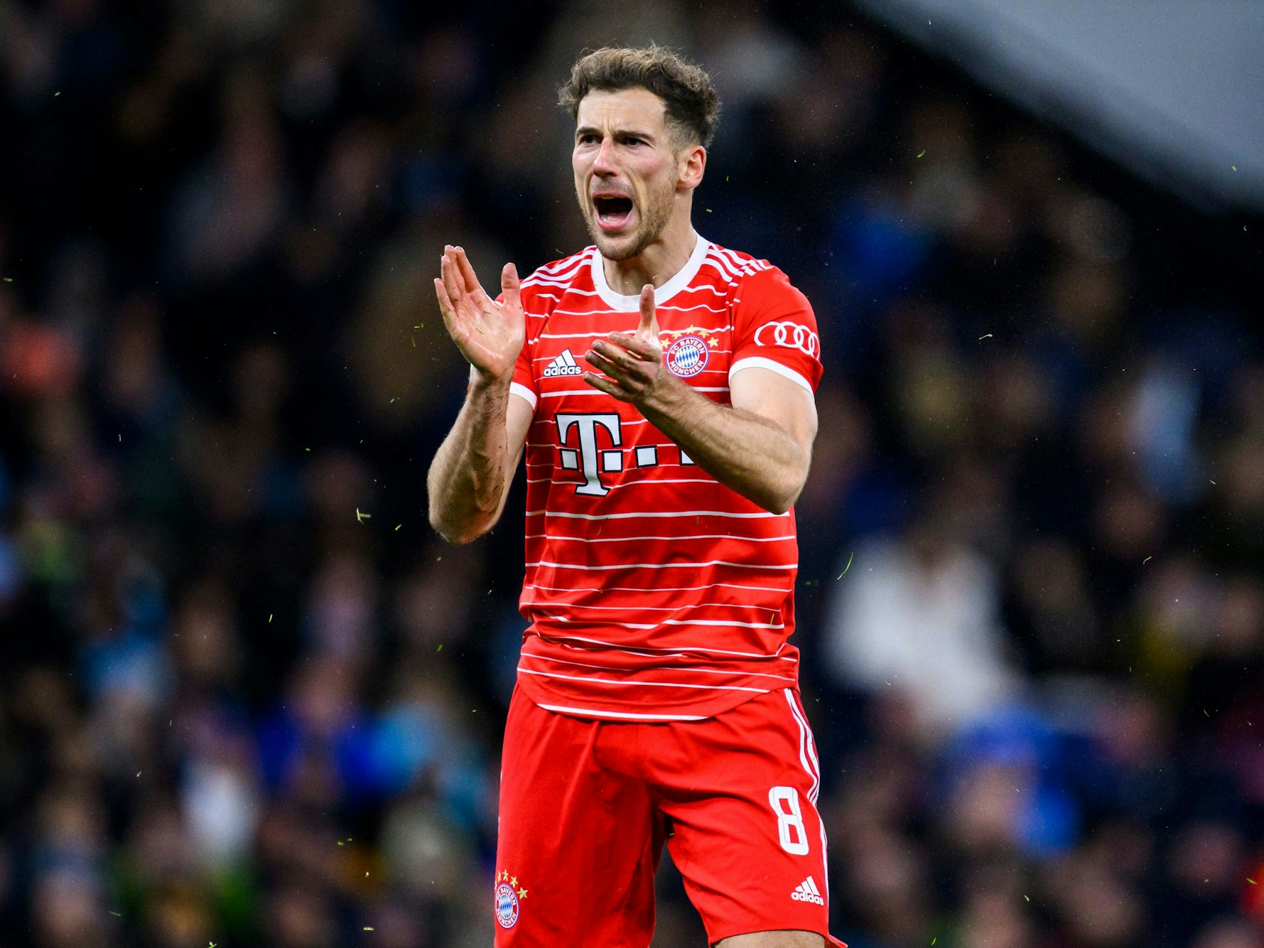 Leon Goretzka klatscht in die Hände.