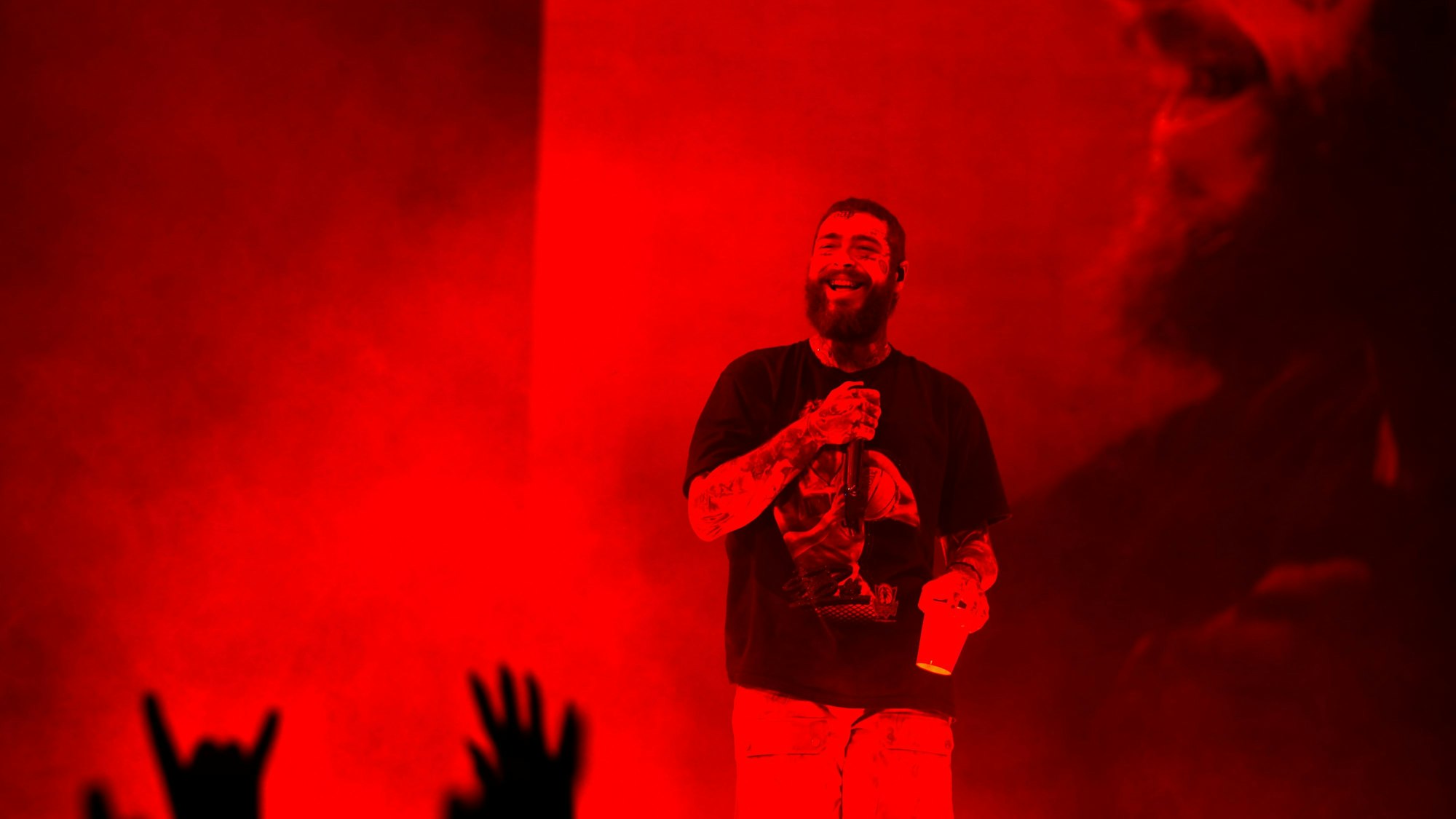 US-Rapper Post Malone zeigt sich gut gelaunt am Montagabend (1. Mai 2023) bei seiner „Twelve Carat Tour“ in der Lanxess-Arena in Köln.