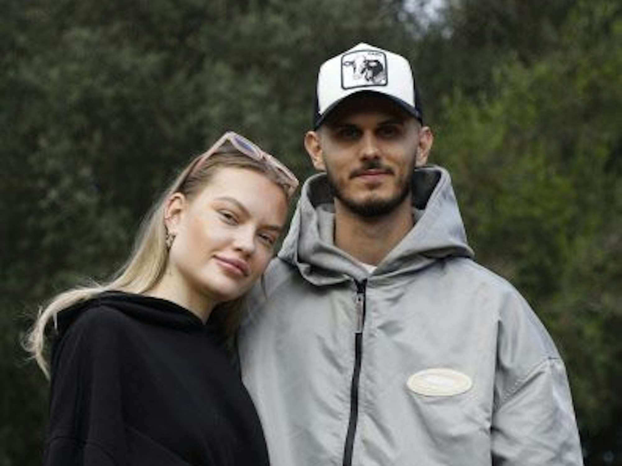 Das Paar Cheyenne Ochsenknecht und Nino Sifkovits steht im Garten eines Hauses auf Mallorca während eines exklusiven Fototermins mit der Deutschen Presseagentur dpa.