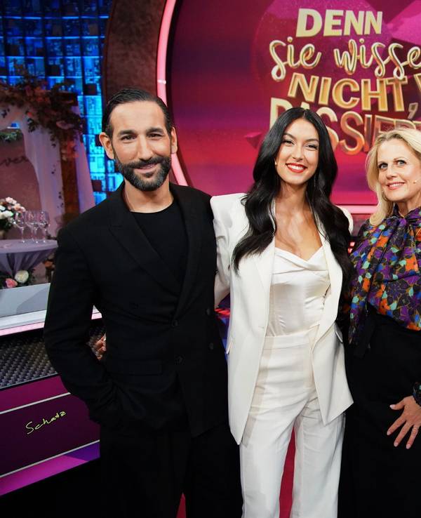 Das Team Rebecca Mir und Massimo Sinató (l.), Moderatorin Barbara Schöneberger mit dem Team Günther Jauch und Thomas Gottschalk.