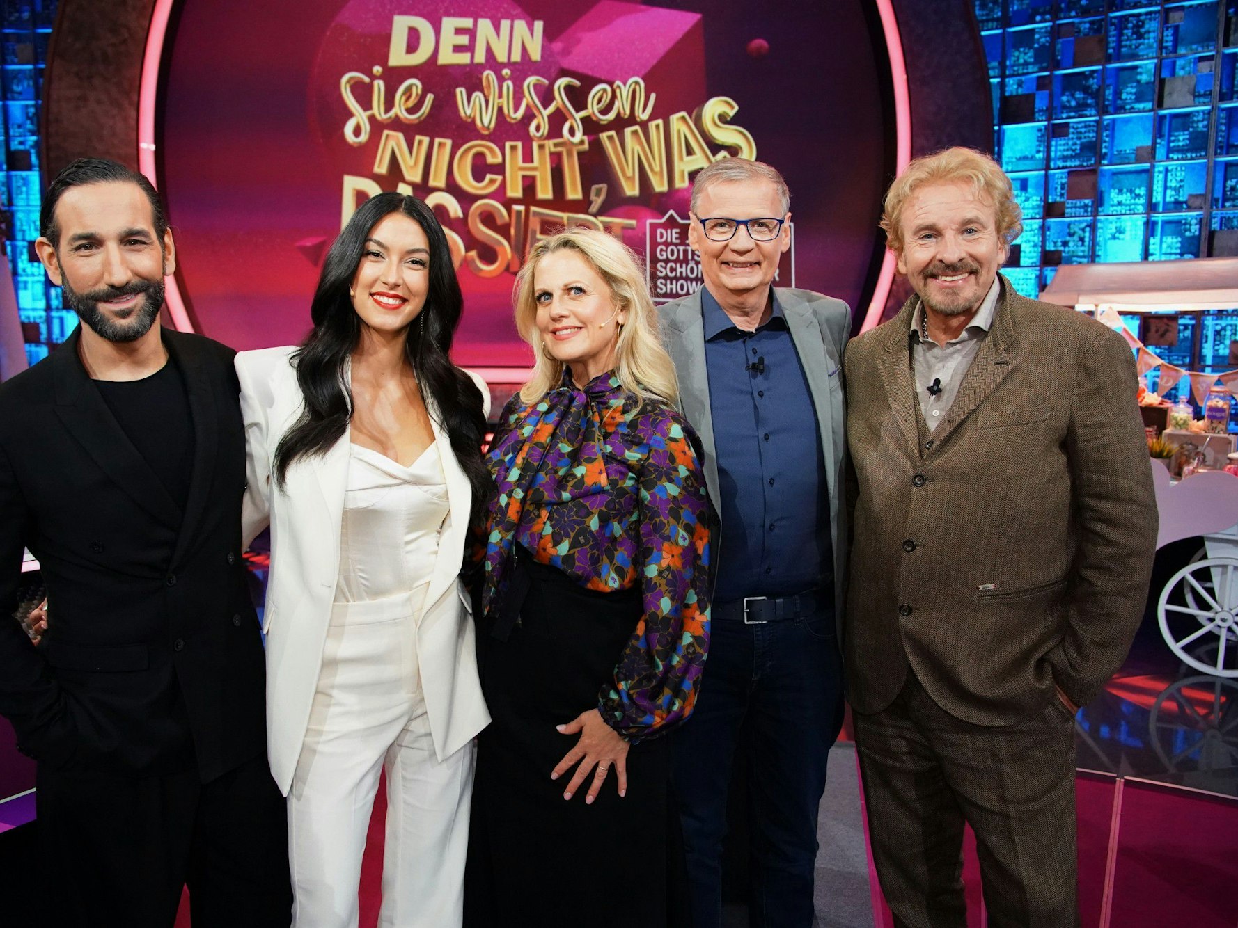 Das Team Rebecca Mir und Massimo Sinató (l.), Moderatorin Barbara Schöneberger mit dem Team Günther Jauch und Thomas Gottschalk.