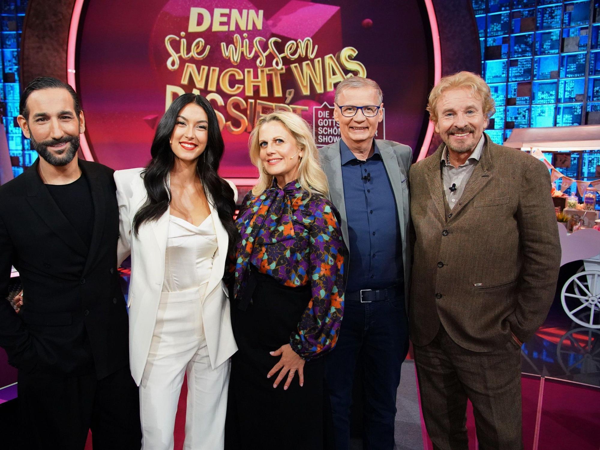 Das Team Rebecca Mir und Massimo Sinató (l.), Moderatorin Barbara Schöneberger mit dem Team Günther Jauch und Thomas Gottschalk.