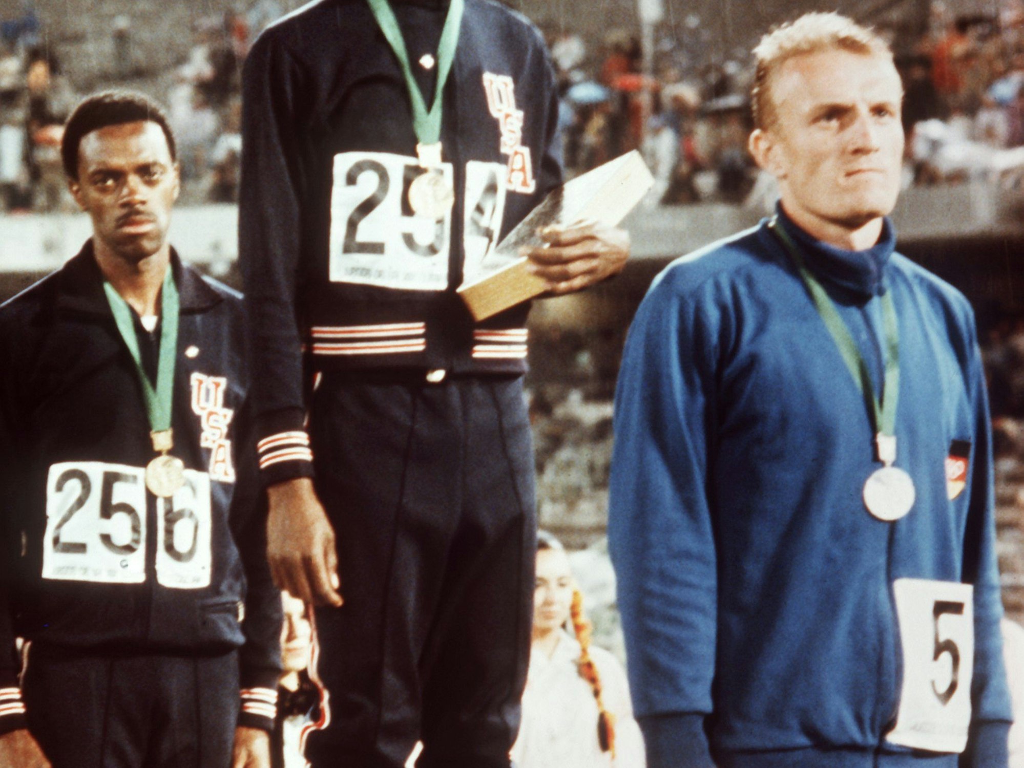 Ralph Boston steht bei der Siegerehrung von Olympia zusammen mit anderen Teilnehmern.