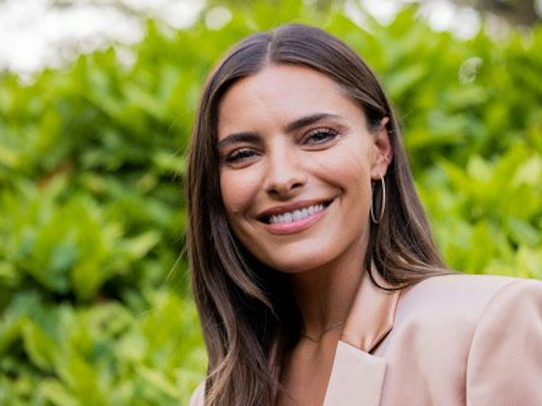 Sophia Thomalla lächelt in die Kamera.