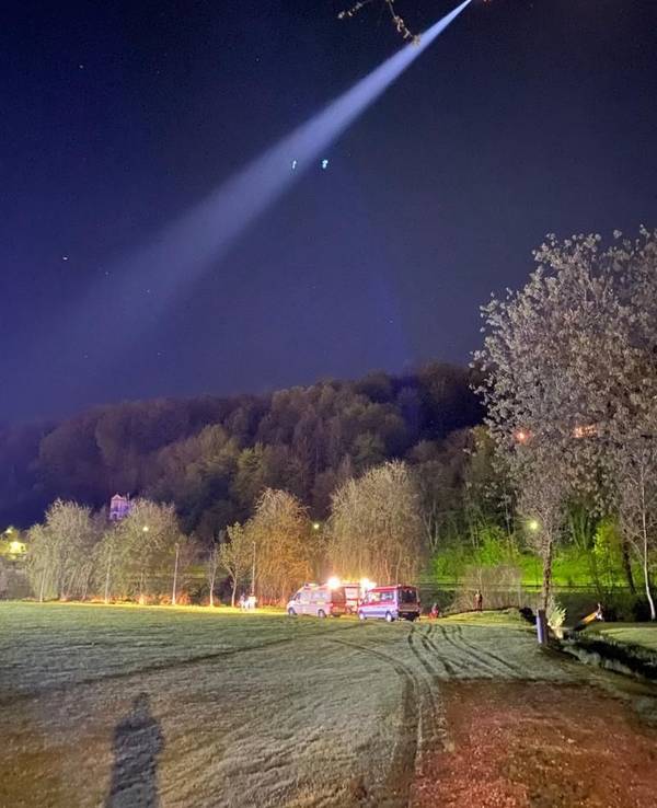 Das Foto vom 30. April 2023 zeigt einen Einsatzort der Feuerwehr Eichstätt-Stadt. Einsatzkräfte durchsuchen den Fluss Altmühl nach einem vermissten Teenager.