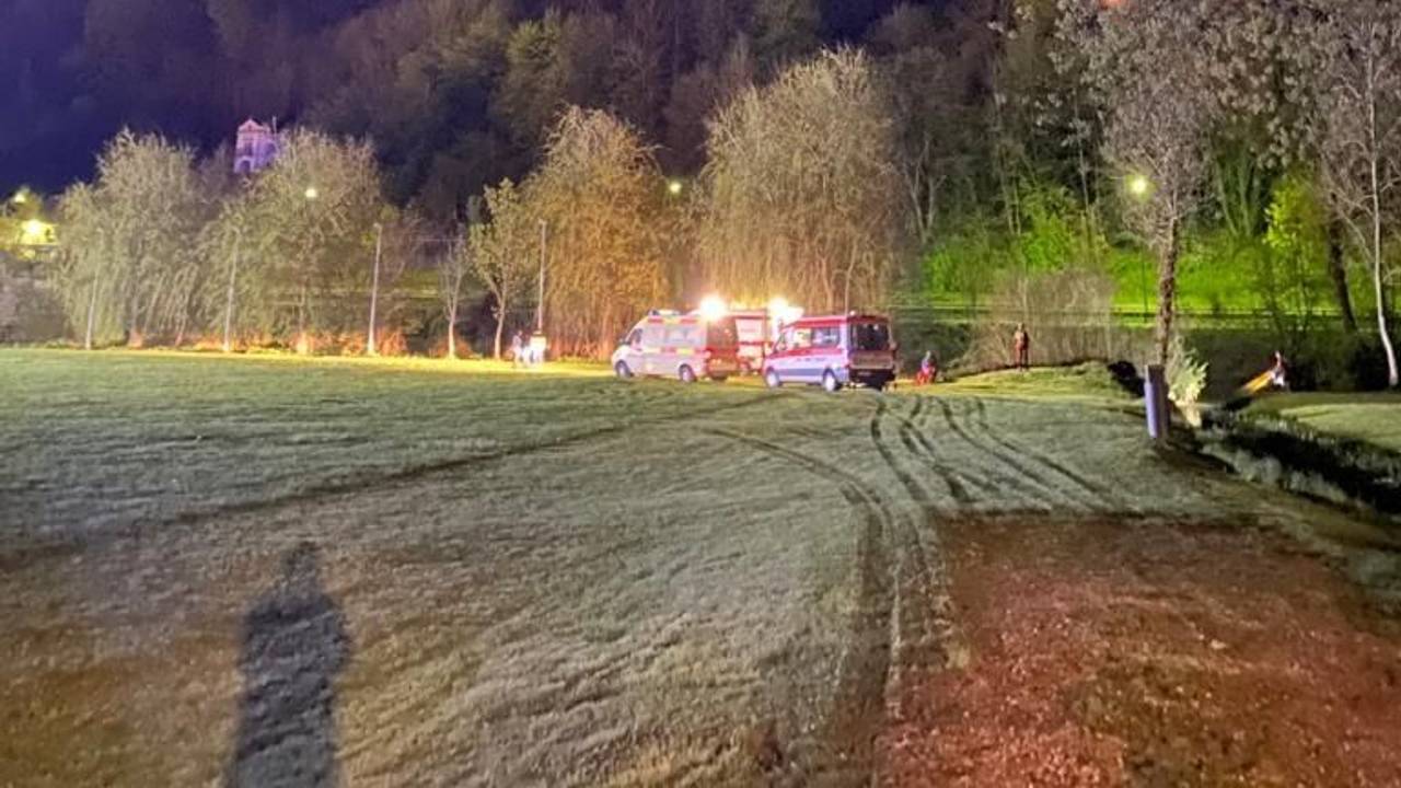 Das Foto vom 30. April 2023 zeigt einen Einsatzort der Feuerwehr Eichstätt-Stadt. Einsatzkräfte durchsuchen den Fluss Altmühl nach einem vermissten Teenager.