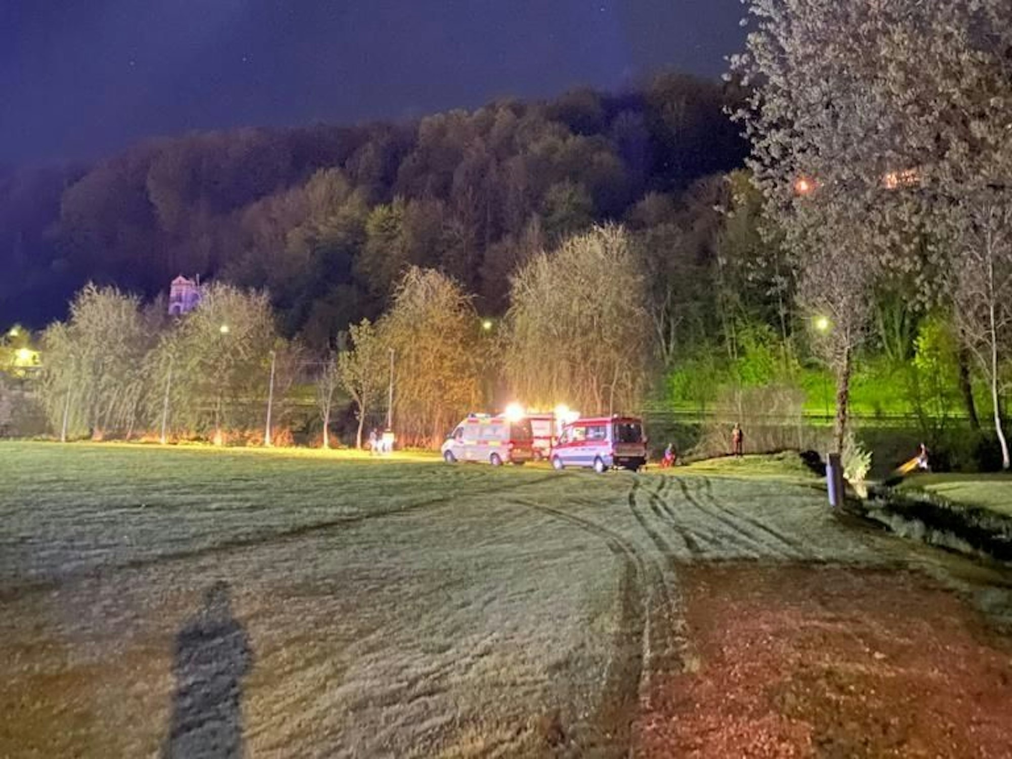 Das Foto vom 30. April 2023 zeigt einen Einsatzort der Feuerwehr Eichstätt-Stadt. Einsatzkräfte durchsuchen den Fluss Altmühl nach einem vermissten Teenager.