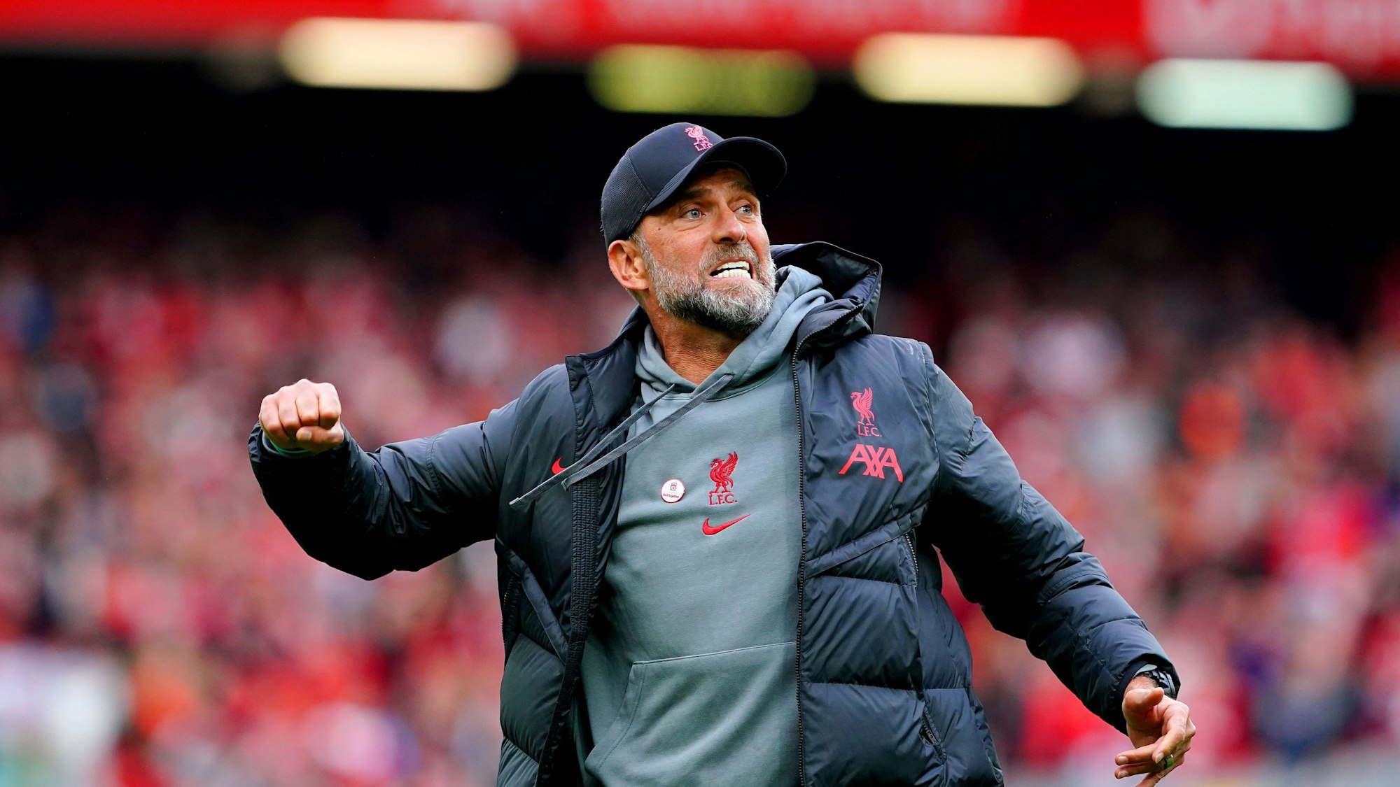 Jürgen Klopp, Trainer des FC Liverpool, ballt die Faust und jubelt.