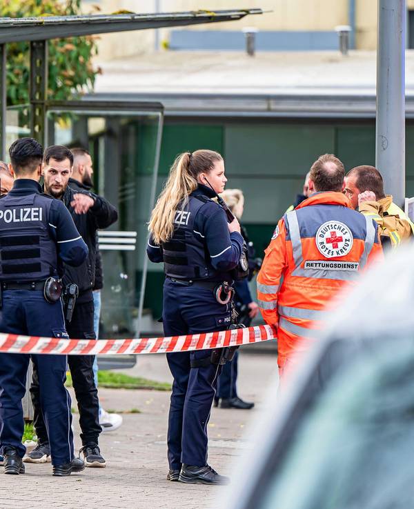 Einsatzkräfte der Polizei sichern Spuren am Tatort in Lüdenscheid, wo ein Mann am 1. Mai 2023 mit einer lebensbedrohlichen Schussverletzung gefunden wurde.