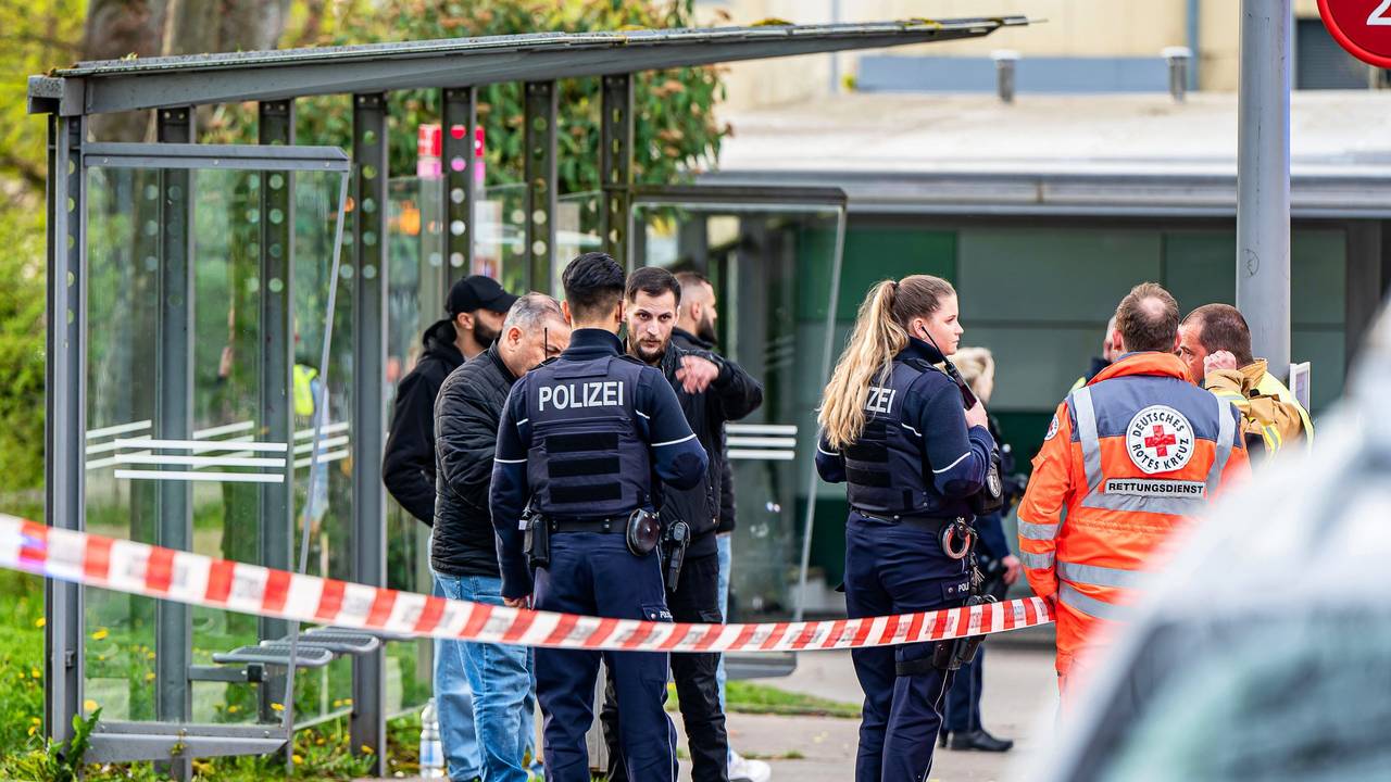 Einsatzkräfte der Polizei sichern Spuren am Tatort in Lüdenscheid, wo ein Mann am 1. Mai 2023 mit einer lebensbedrohlichen Schussverletzung gefunden wurde.