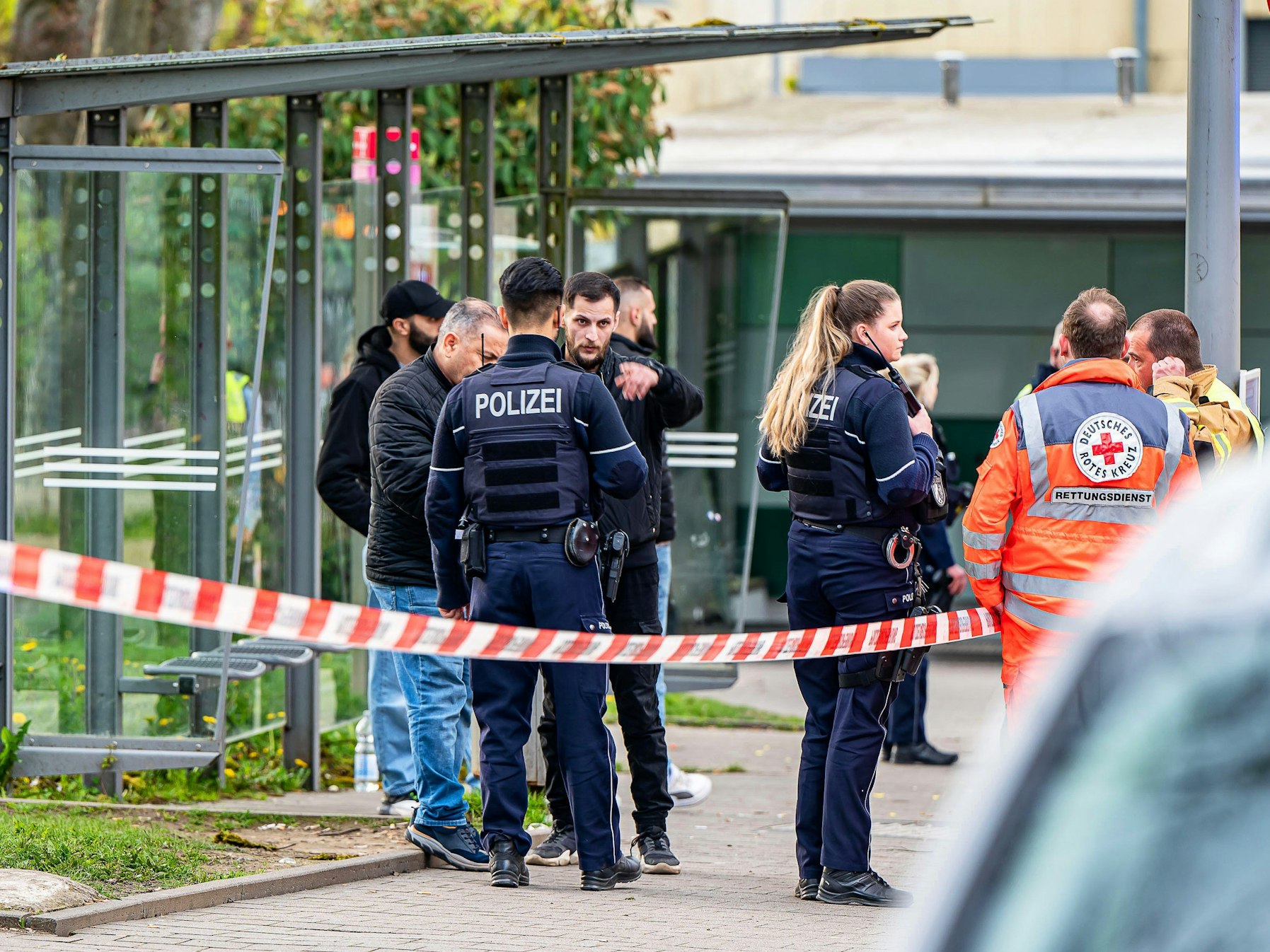 Einsatzkräfte der Polizei sichern Spuren am Tatort in Lüdenscheid, wo ein Mann am 1. Mai 2023 mit einer lebensbedrohlichen Schussverletzung gefunden wurde.