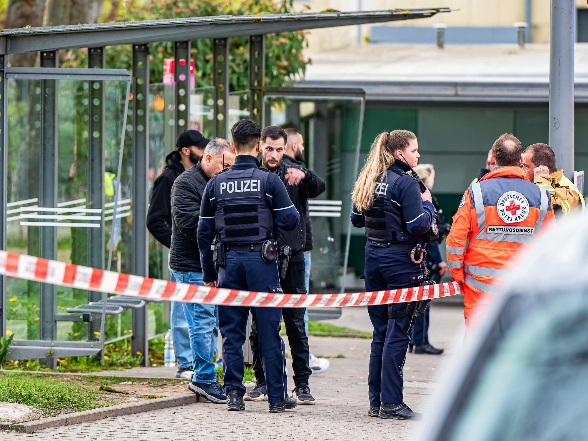 Einsatzkräfte der Polizei sichern Spuren am Tatort in Lüdenscheid, wo ein Mann am 1. Mai 2023 mit einer lebensbedrohlichen Schussverletzung gefunden wurde.