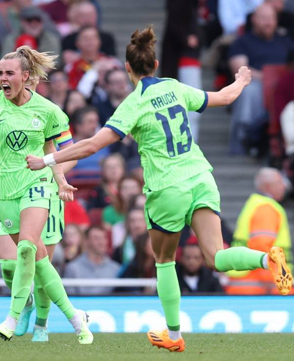 Jill Roord vom VfL Wolfsburg jubelt nach ihrem Ausgleichstreffer zum 1:1 gegen den FC Arsenal.