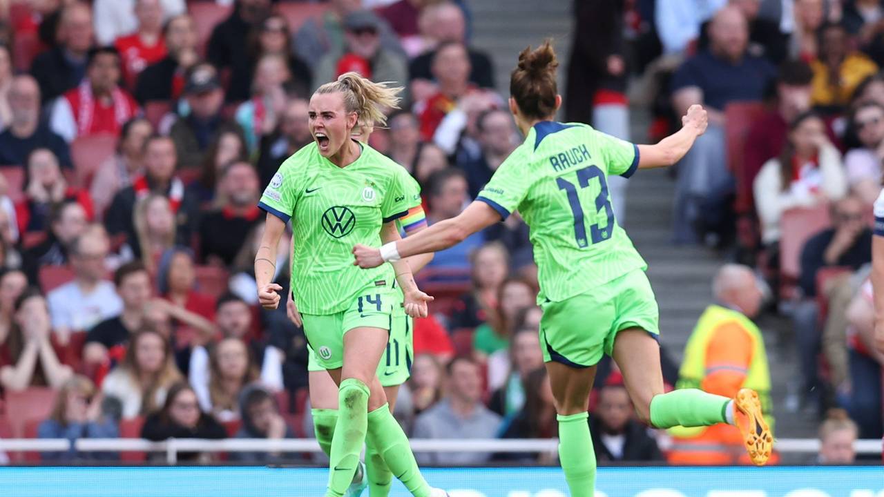 Jill Roord vom VfL Wolfsburg jubelt nach ihrem Ausgleichstreffer zum 1:1 gegen den FC Arsenal.