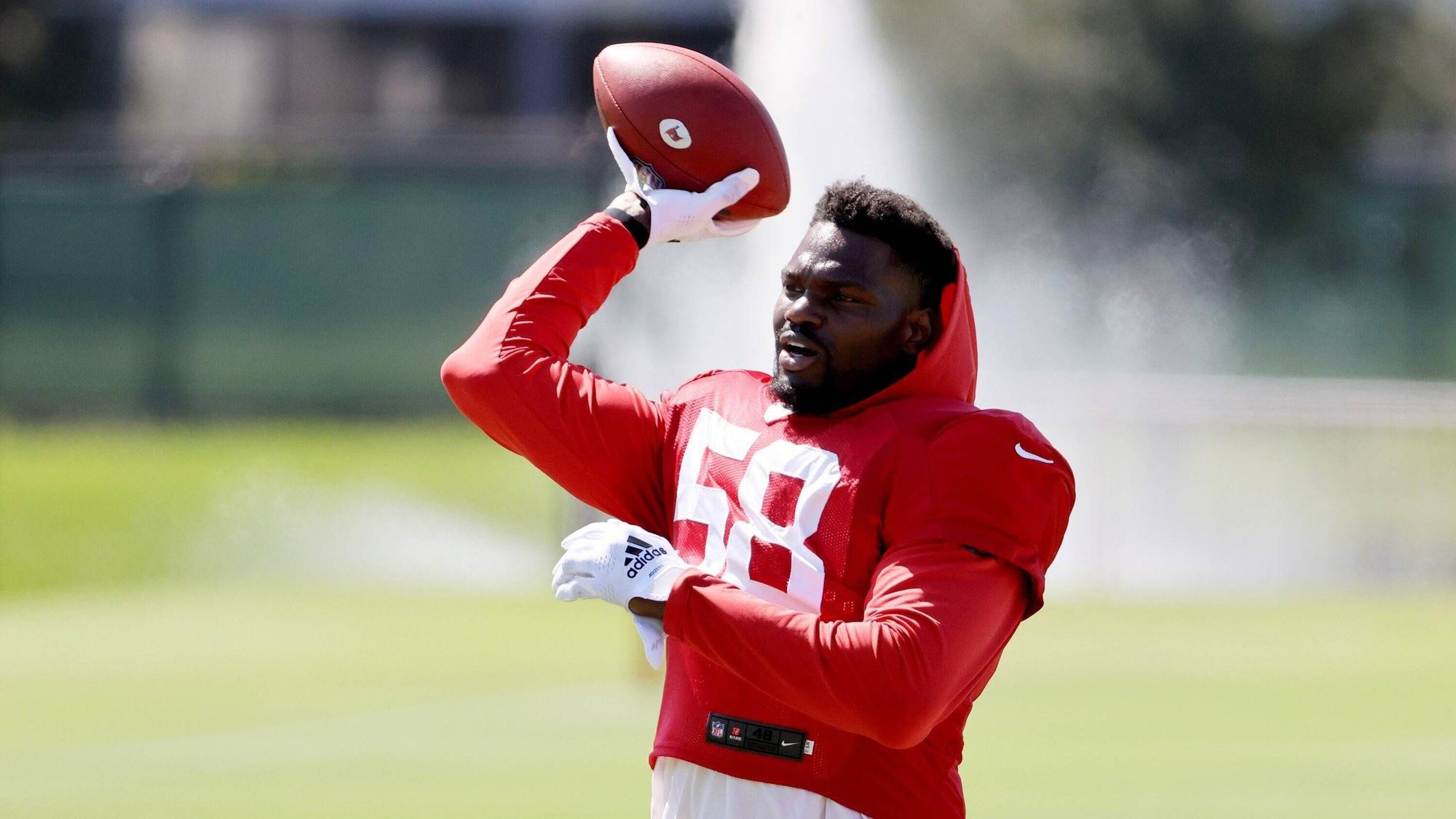 Shaquil Barrett wirft bei einem Training den Ball.