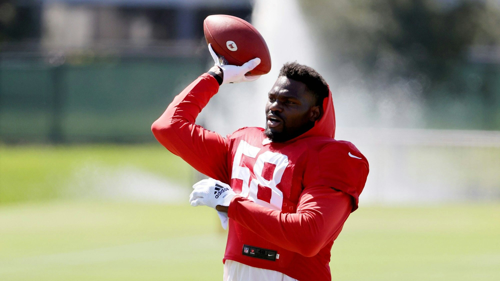 Shaquil Barrett wirft bei einem Training den Ball.