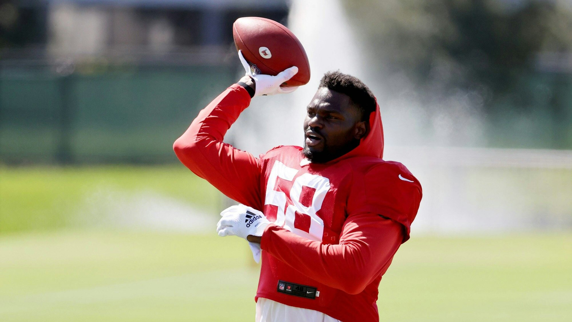 Shaquil Barrett wirft bei einem Training den Ball.