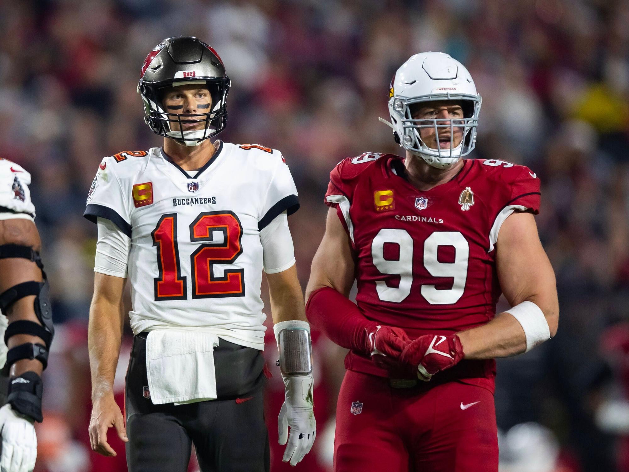 J. J. Watt steht auf dem Platz neben Tom Brady.