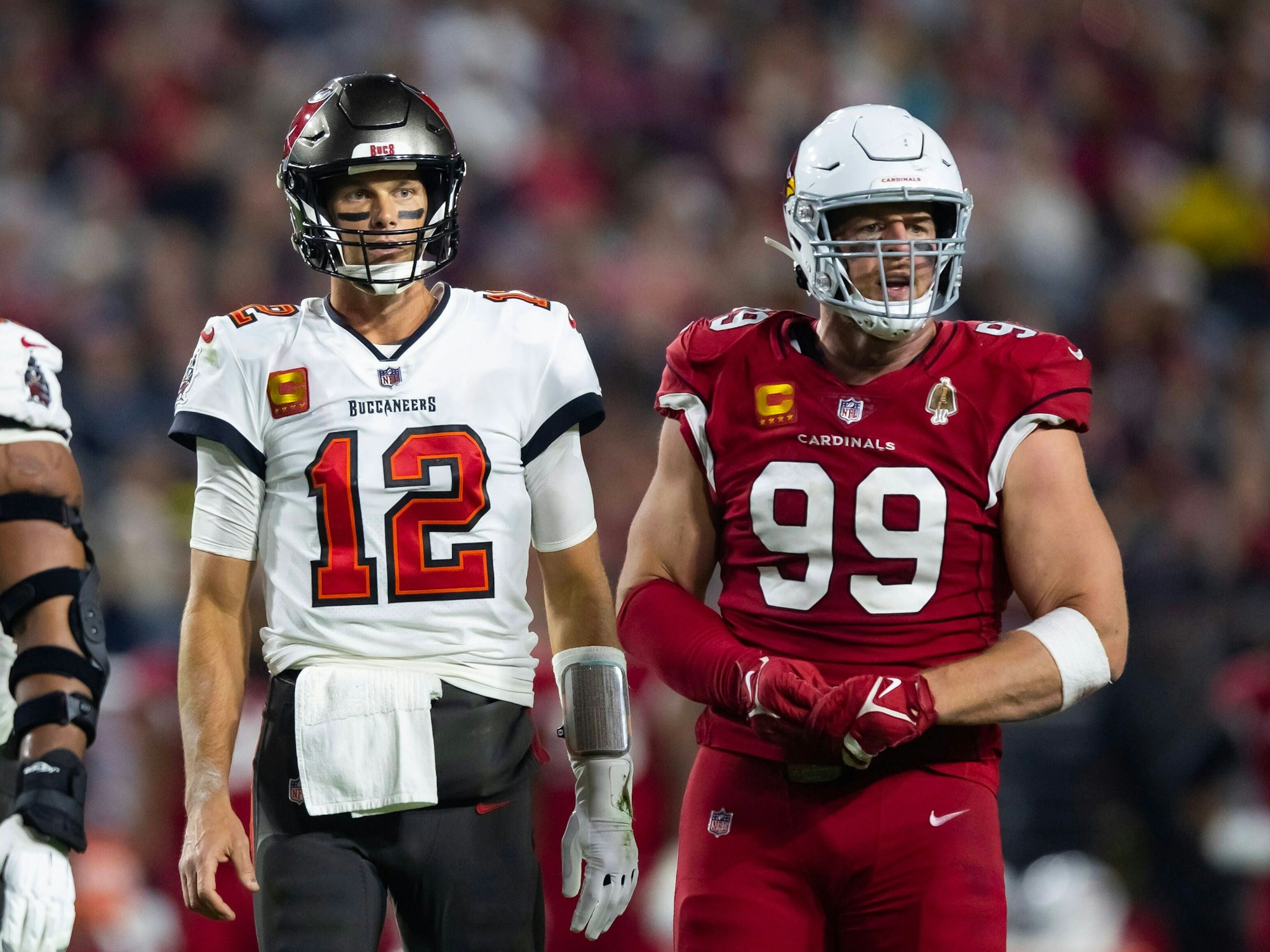 J. J. Watt steht auf dem Platz neben Tom Brady.