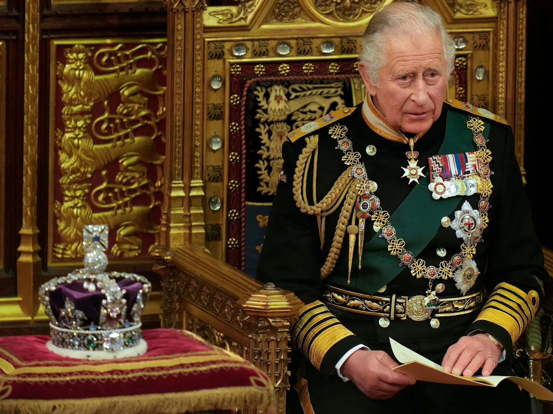 Am 10. Mai 2022 spricht König Charles III. im britischen Parlament vor dem House of Lords - neben ihm die Imperial State Crown der 2022 verstorbenen Queen Elizabeth II. (†96).