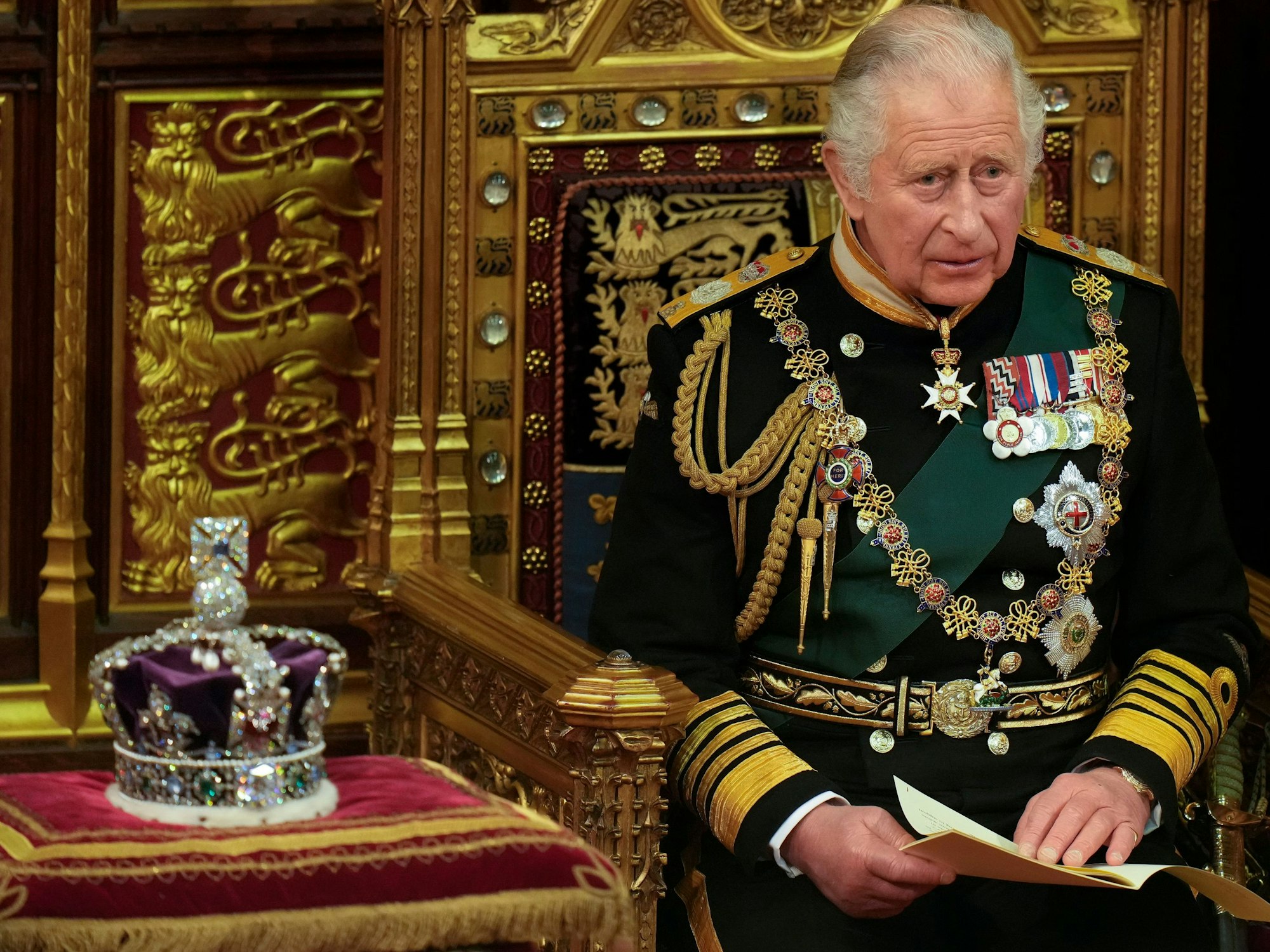 Am 10. Mai 2022 spricht König Charles III. im britischen Parlament vor dem House of Lords - neben ihm die Imperial State Crown der 2022 verstorbenen Queen Elizabeth II. (†96).