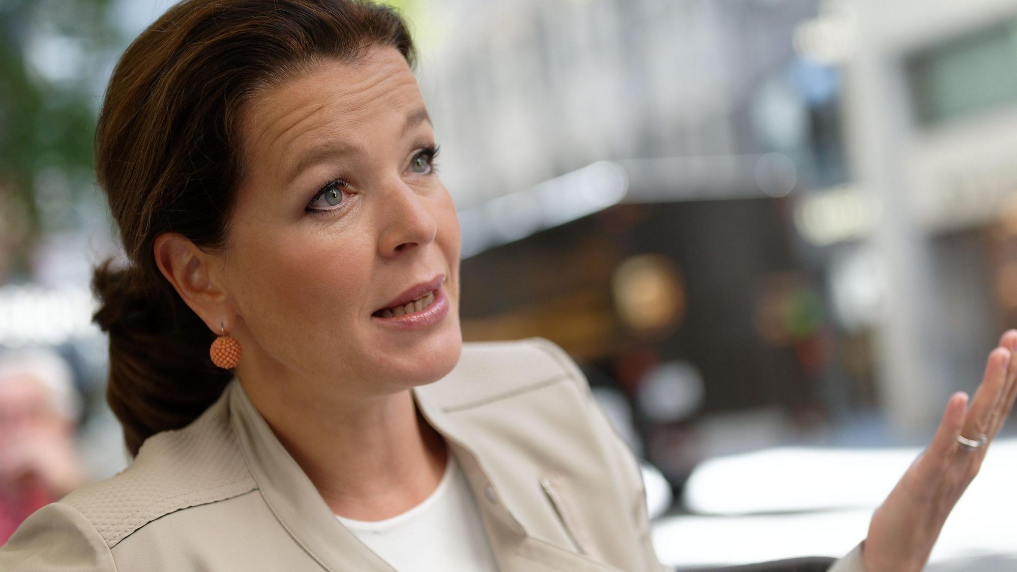 Die Journalistin und Königshaus-Expertin Julia Melchior sitzt am 29. August 2022 in einem Café in der Kölner Innenstadt.