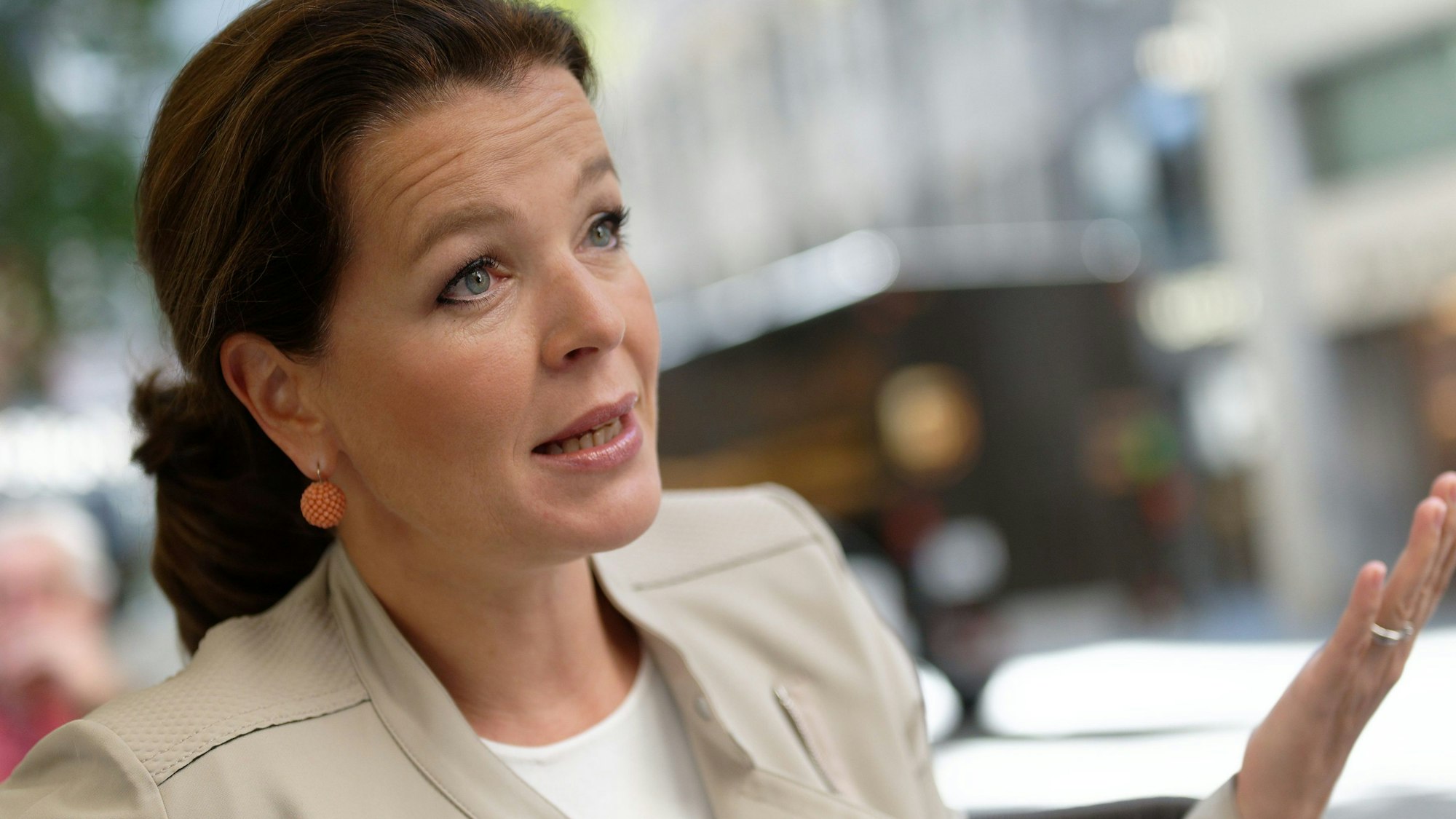 Die Journalistin und  Königshaus-Expertin  Julia Melchior sitzt am 29. August 2022 in einem Café in der Kölner Innenstadt.