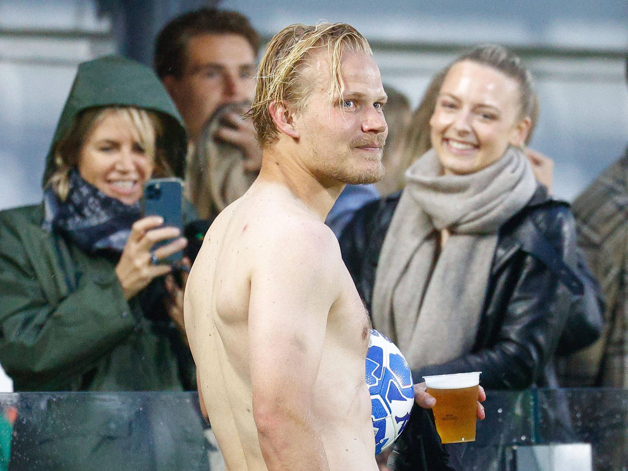 Venedig-Stürmer Joel Pohjanpalo nach dem 5:0-Sieg gegen den FC Modena am Montag (1. Mai 2023) mit einem Bier und dem Spielball.