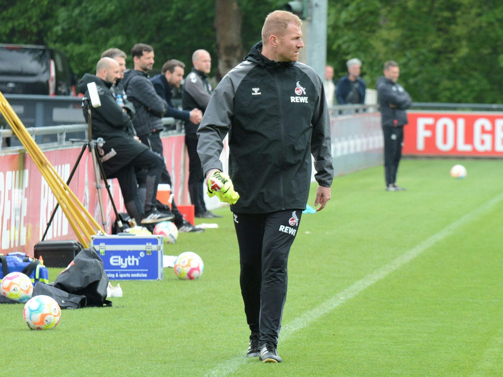 Lukas Sinkiewicz, hier am 2. Mai 2023, hospitiert beim 1. FC Köln.