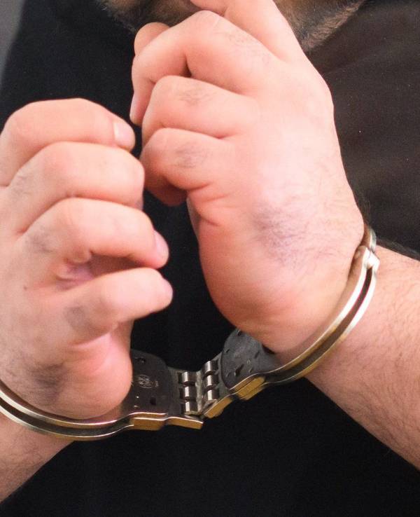 Ein Mann mit Handschellen