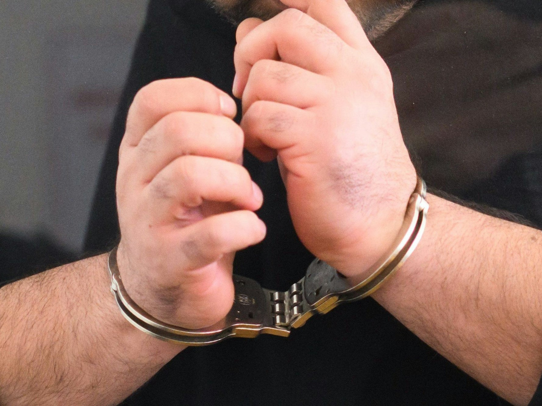 Ein Mann mit Handschellen