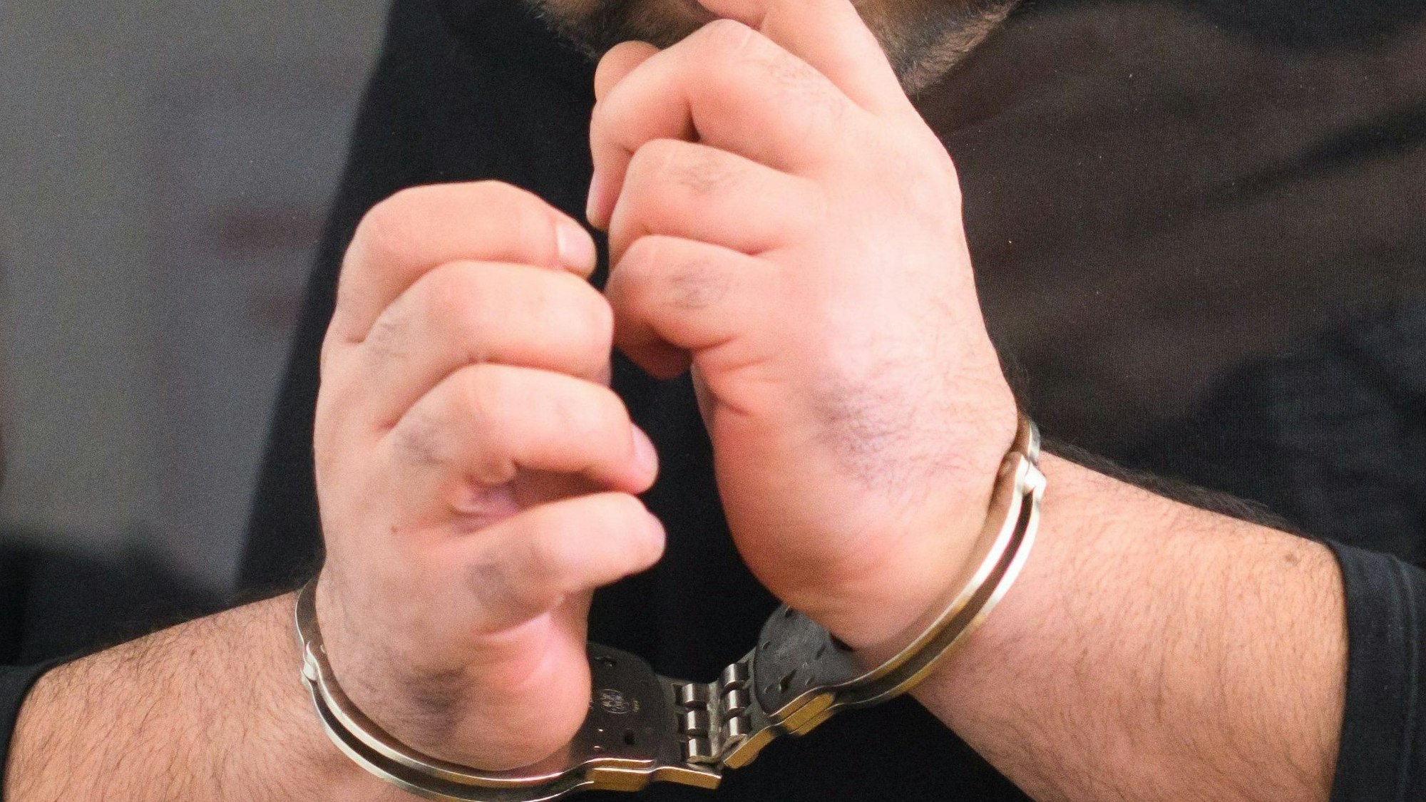 Ein Mann mit Handschellen.