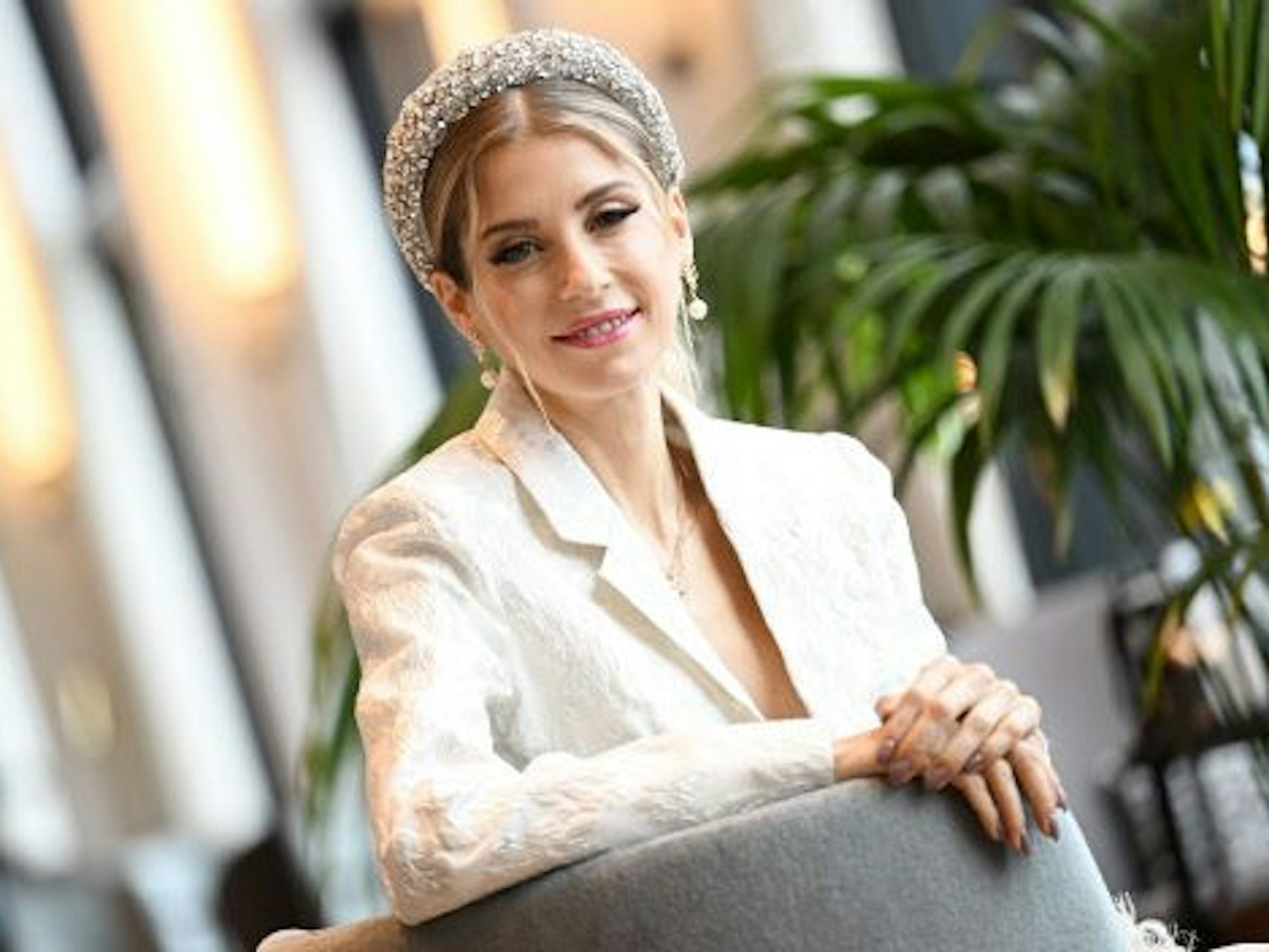 Cathy Hummels lächelt in die Kamera.