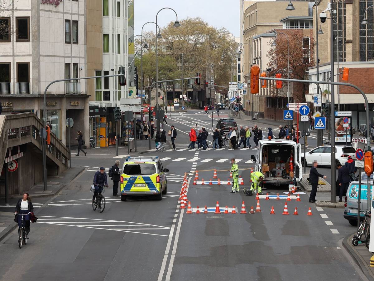 Die Trankgasse am Kölner Dom wird zur Fahrradstraße umgebaut. Hier ein Foto vom 24. April 2023