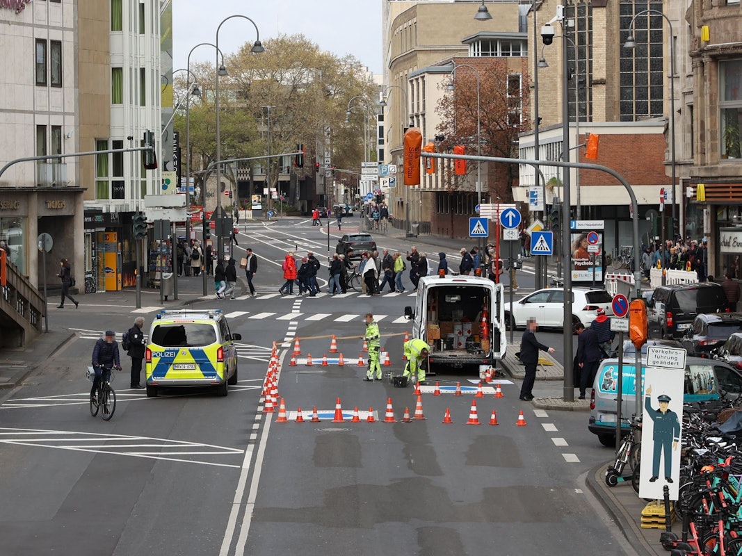 Die Trankgasse am Kölner Dom wird zur Fahrradstraße umgebaut. Hier ein Foto vom 24. April 2023