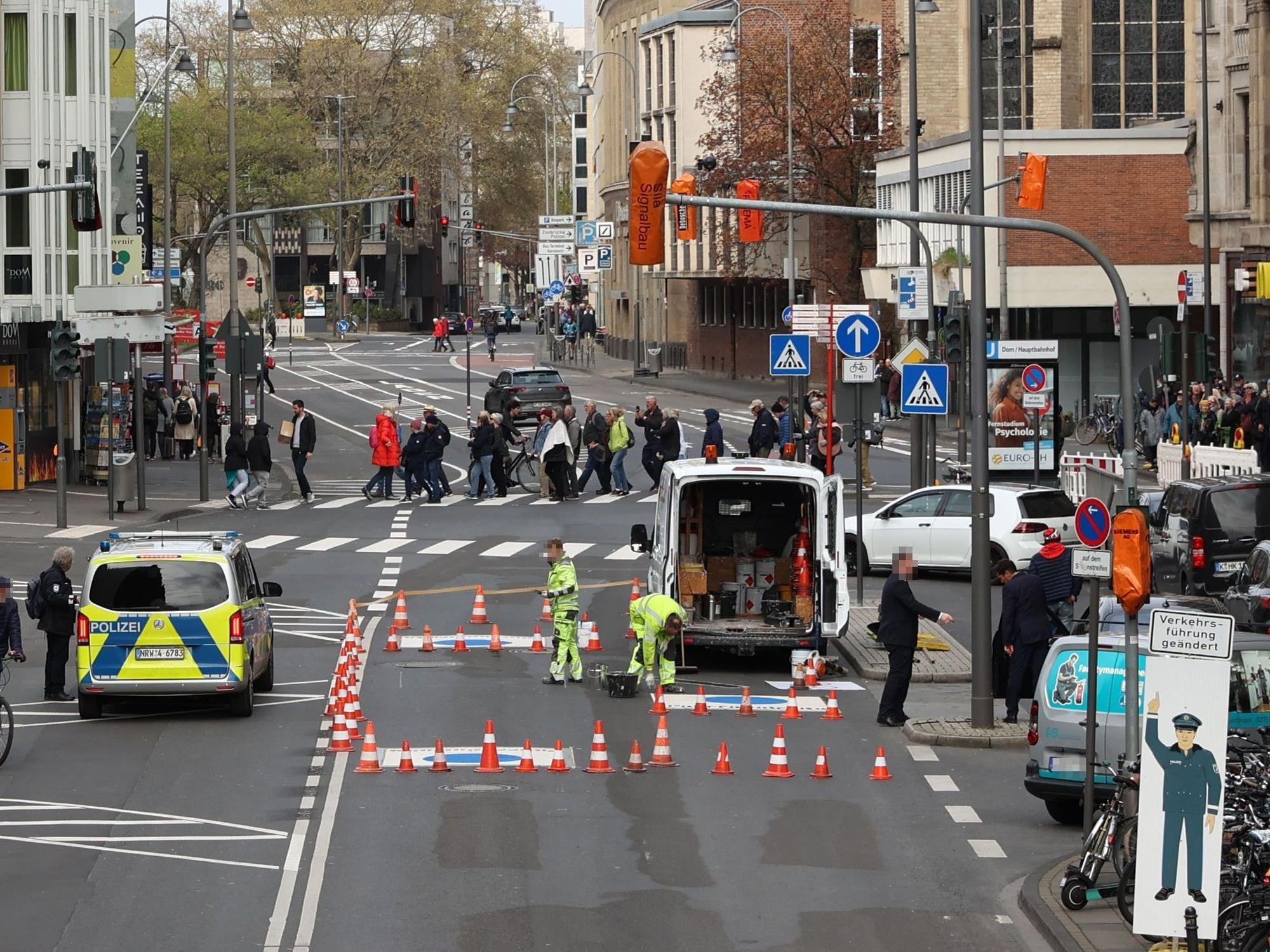 Die Trankgasse am Kölner Dom wird zur Fahrradstraße umgebaut. Hier ein Foto vom 24. April 2023