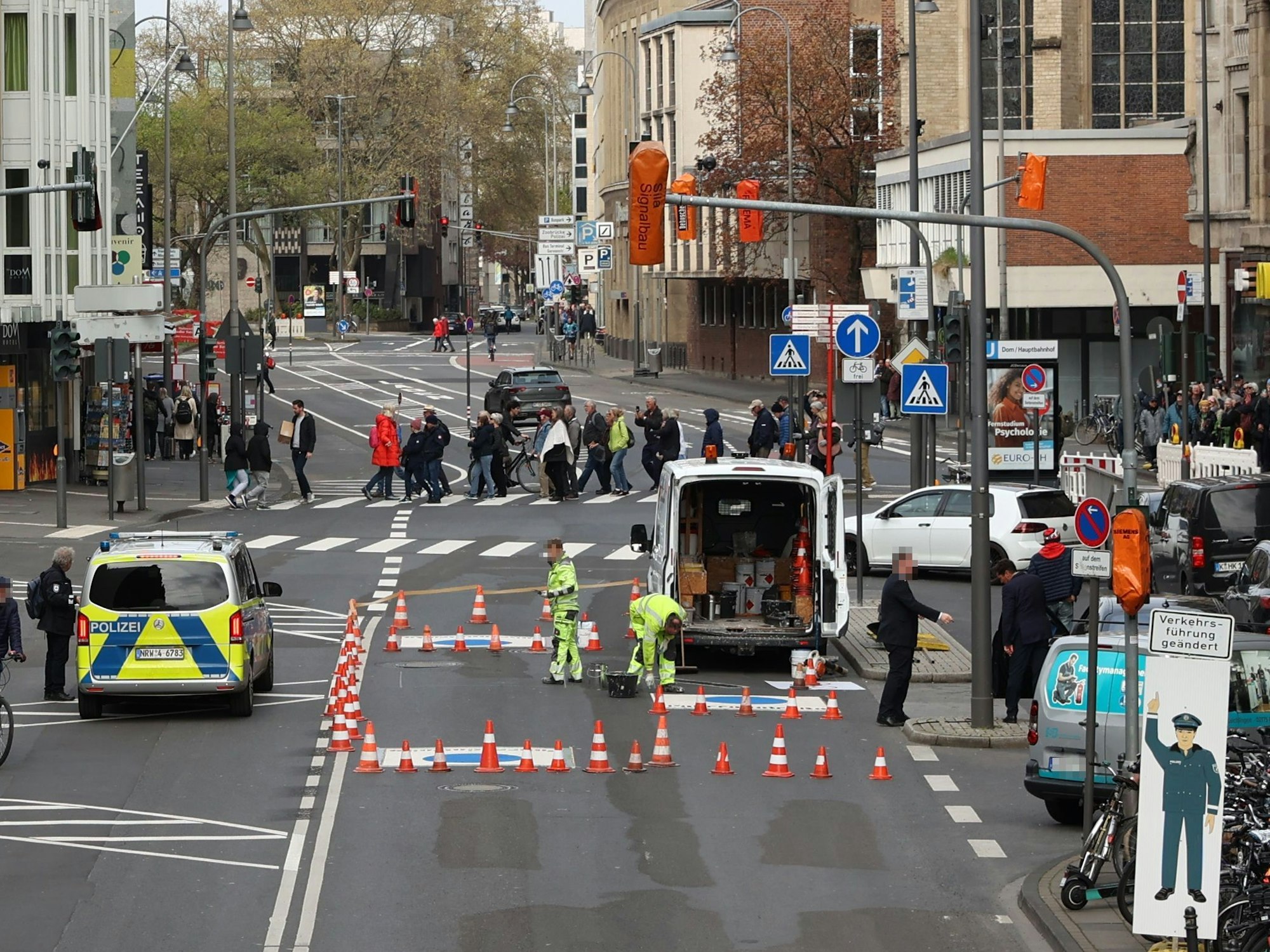 Die Trankgasse am Kölner Dom wird zur Fahrradstraße umgebaut. Hier ein Foto vom 24. April 2023