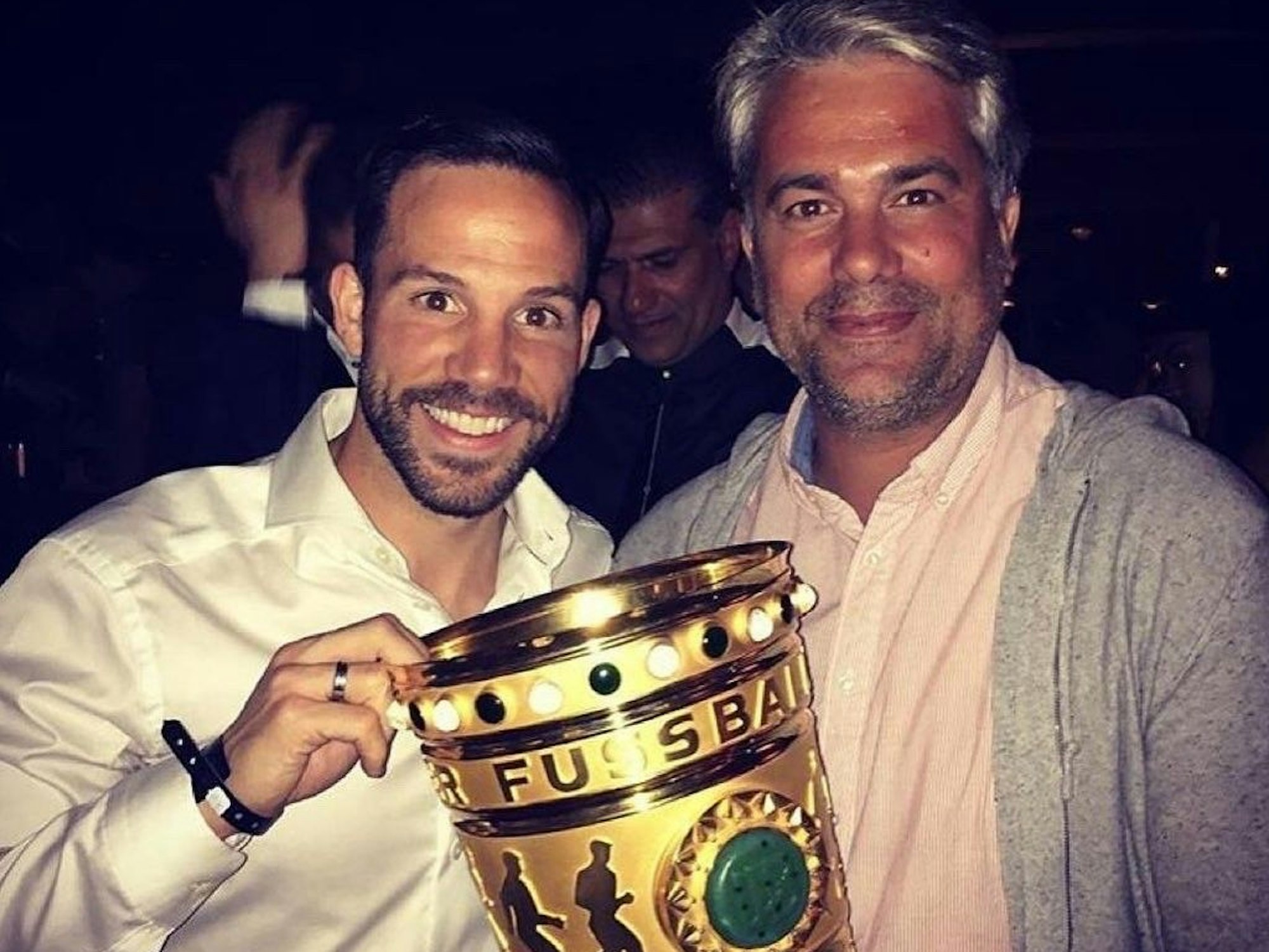 Alberto de Torres Lacroze bei der Feier zum DFB-Pokalsieg mit Gonzalo Castro.
