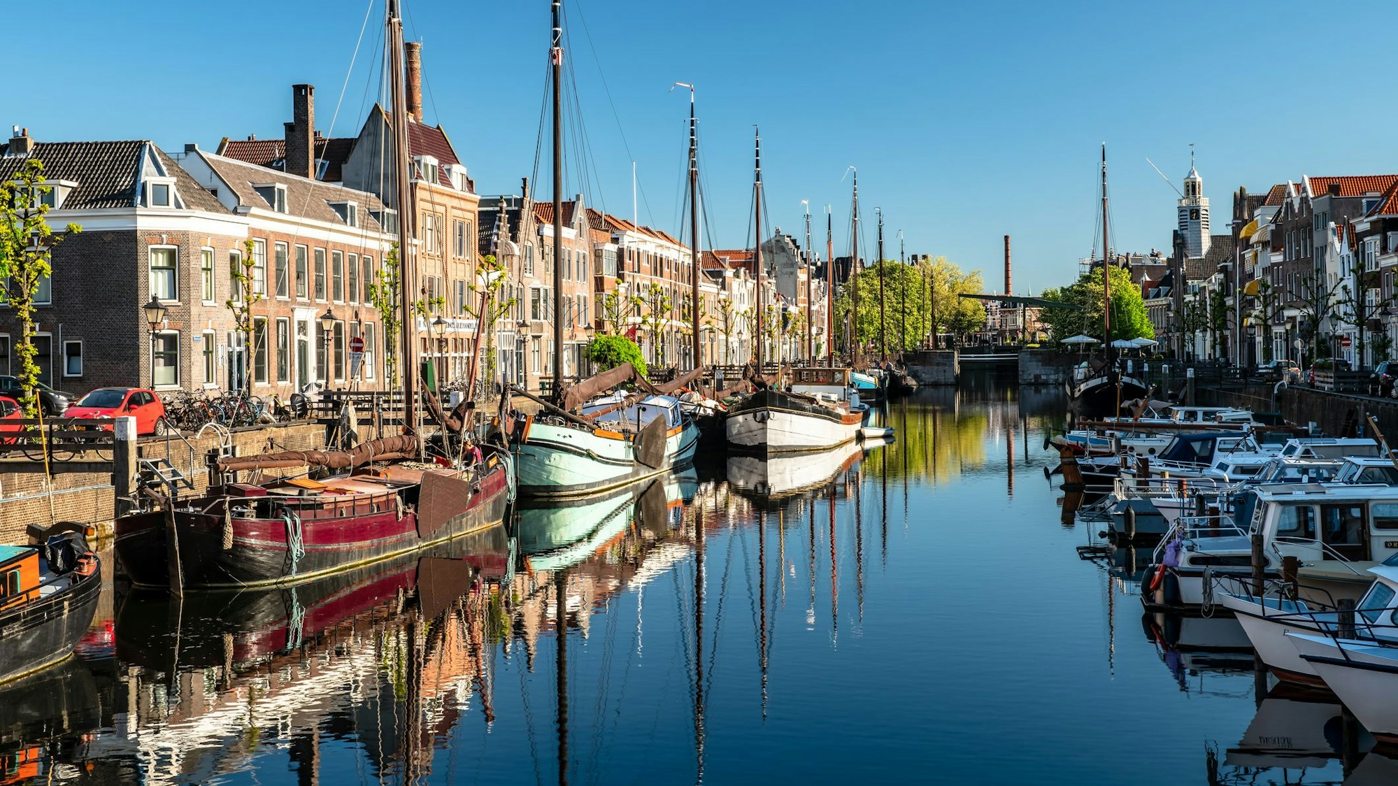 Delfshaven zählt zu den beliebtesten Häfen Rotterdams und lädt in malerischer Atmosphäre zum Verweilen ein.