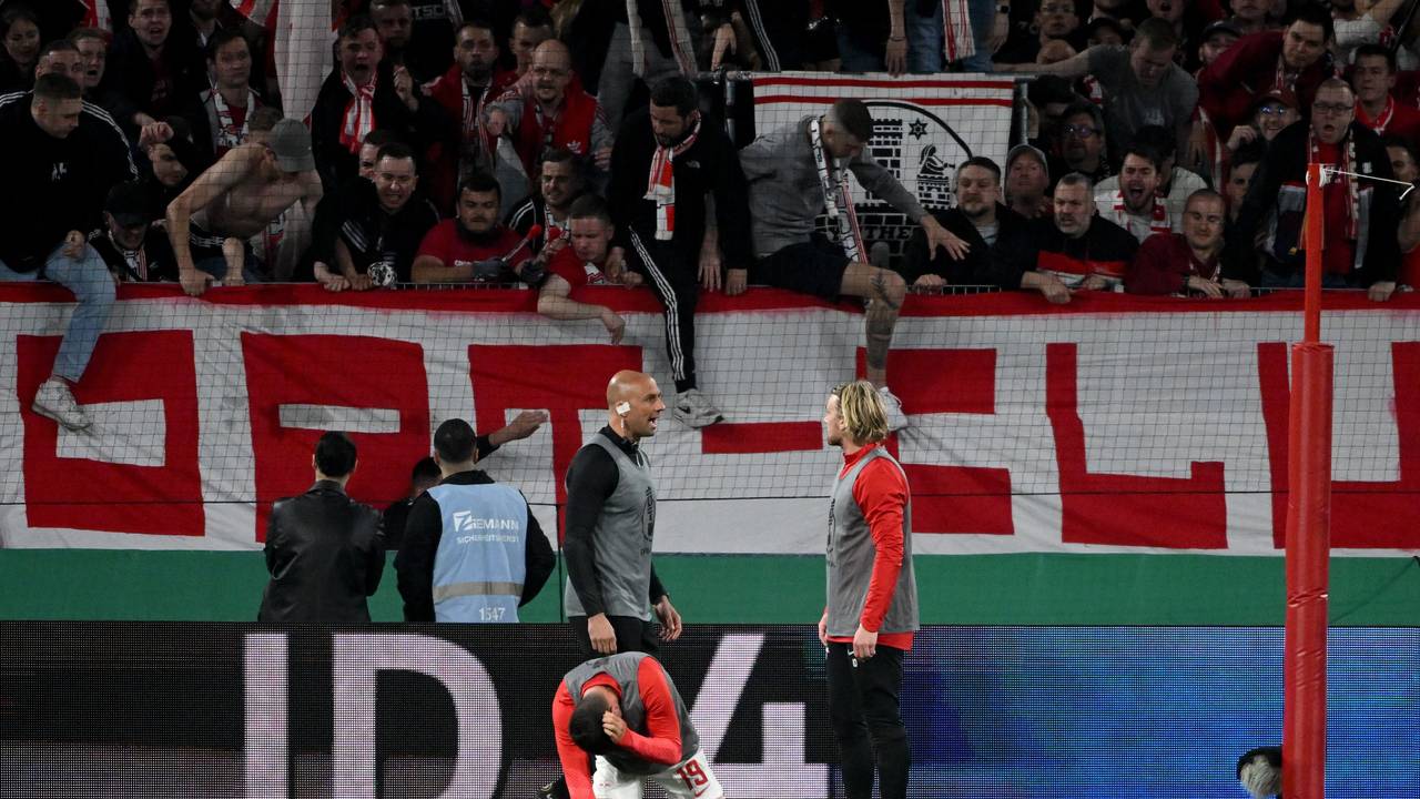 Leipzigs Andre Silva geht vor dem Freiburger Fanblock zu Boden.