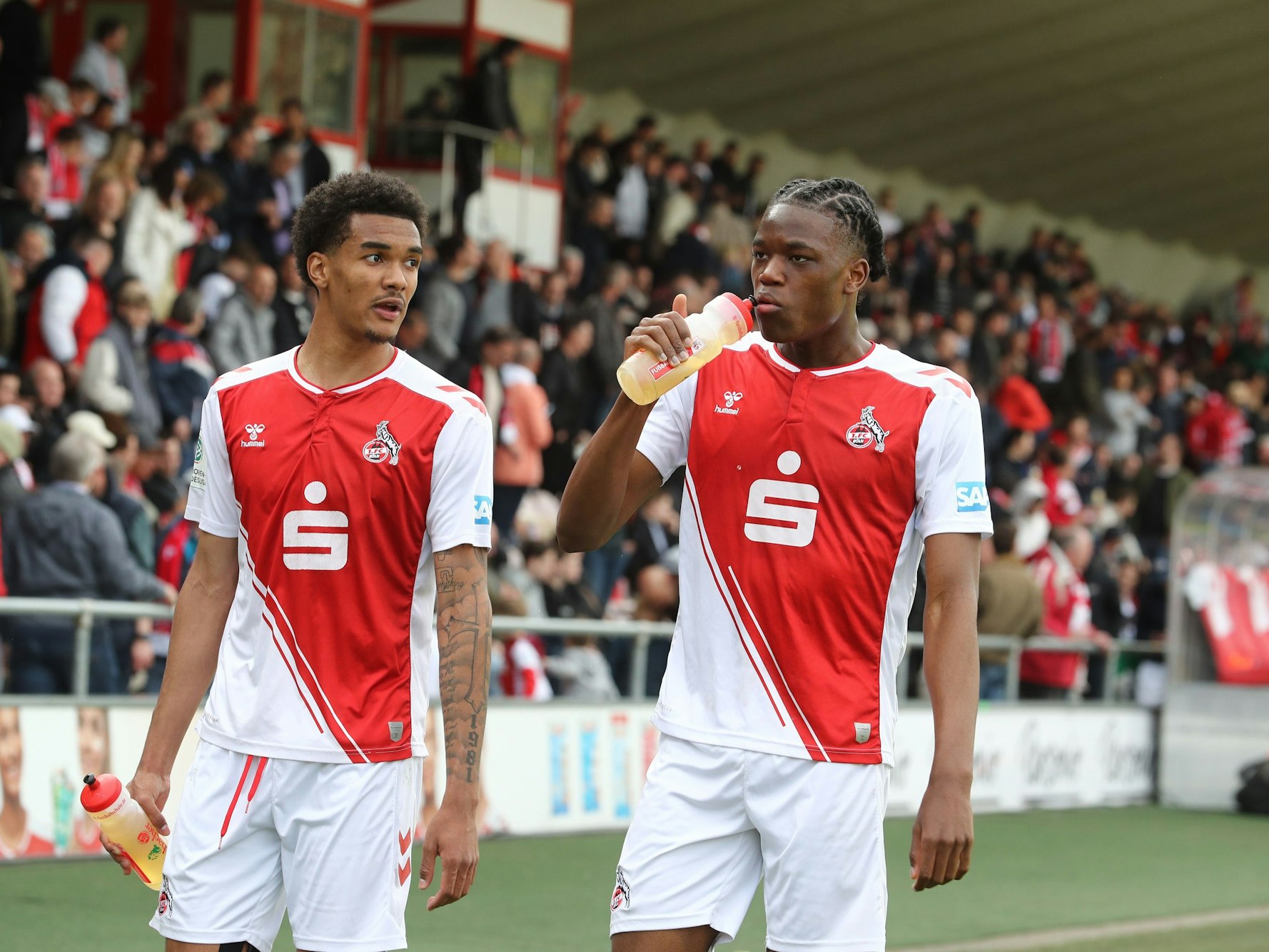 Damion Downs und Elias Bakatukanda im Gespräch.