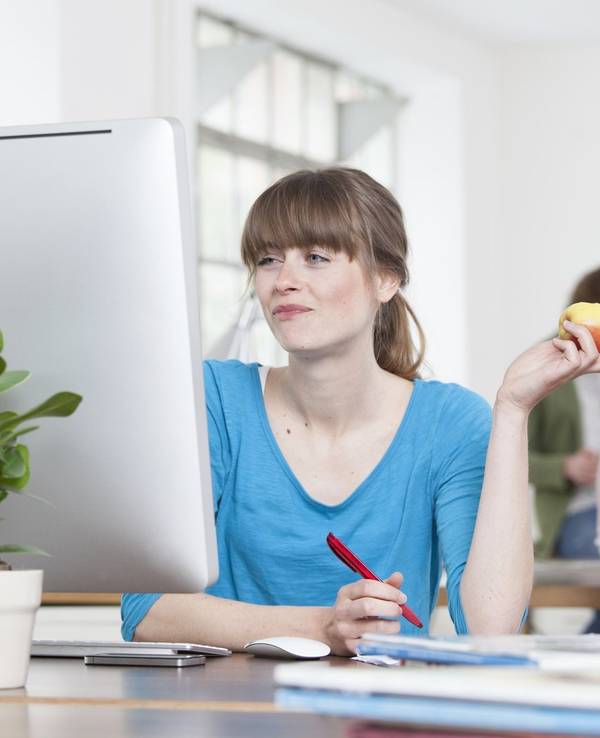 Frau sitzt vor dem PC