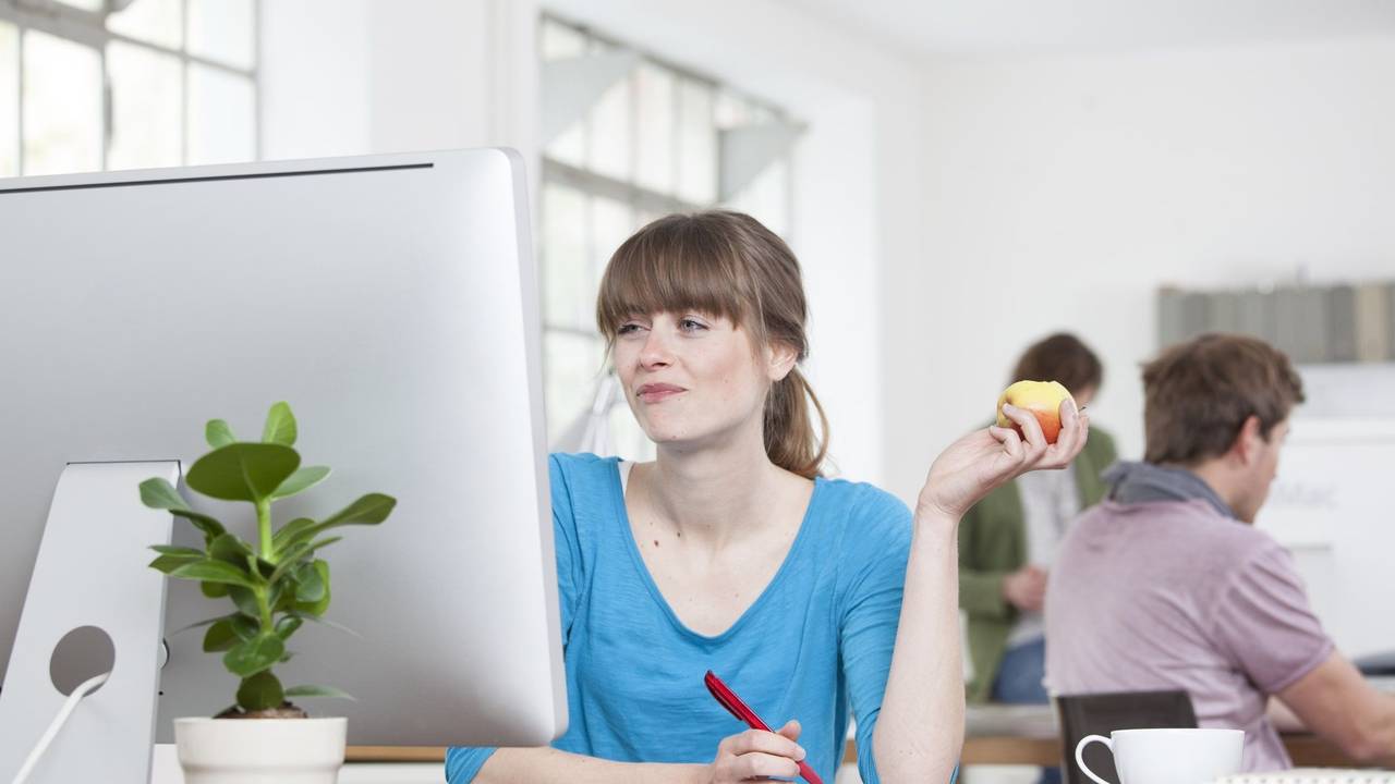 Frau sitzt vor dem PC