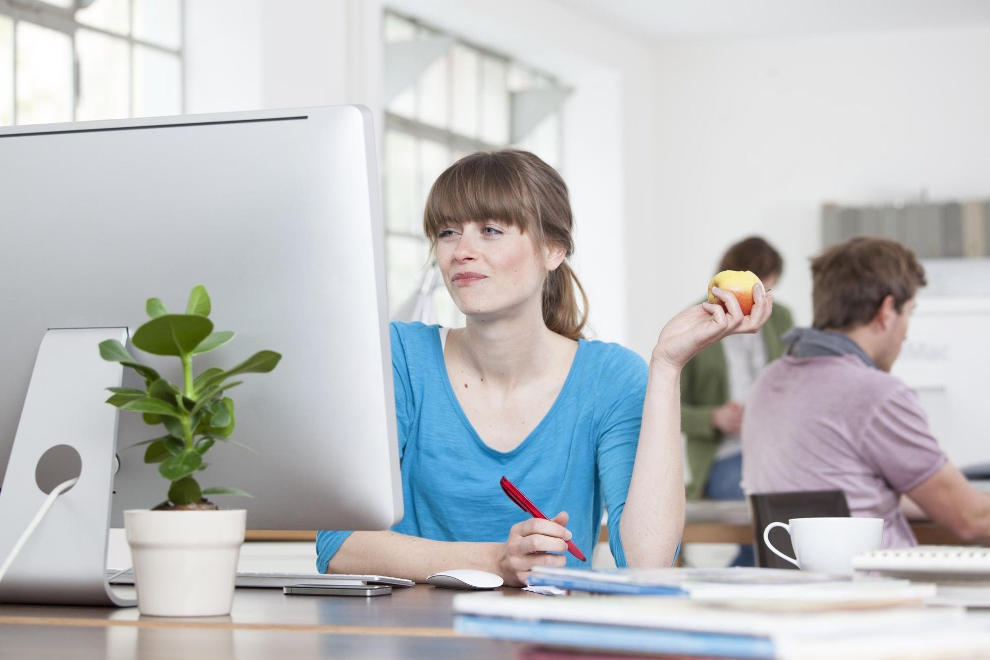 Frau sitzt vor dem PC