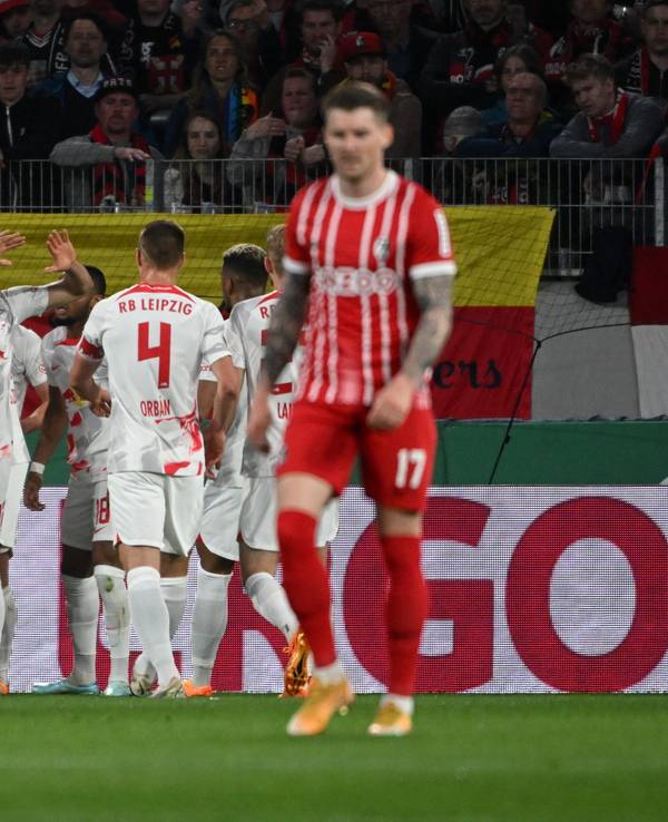 Die Leipziger bejubeln das Tor zum 1:0 gegen den SC Freiburg.