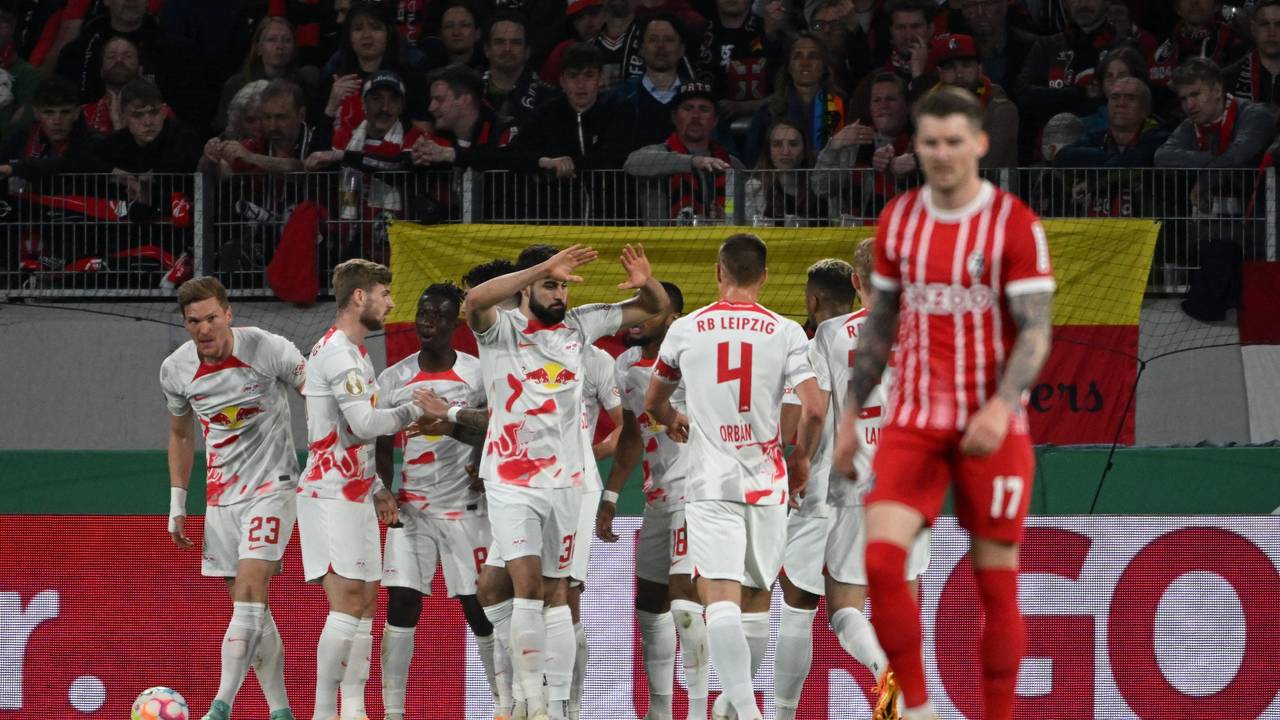 Die Leipziger bejubeln das Tor zum 1:0 gegen den SC Freiburg.